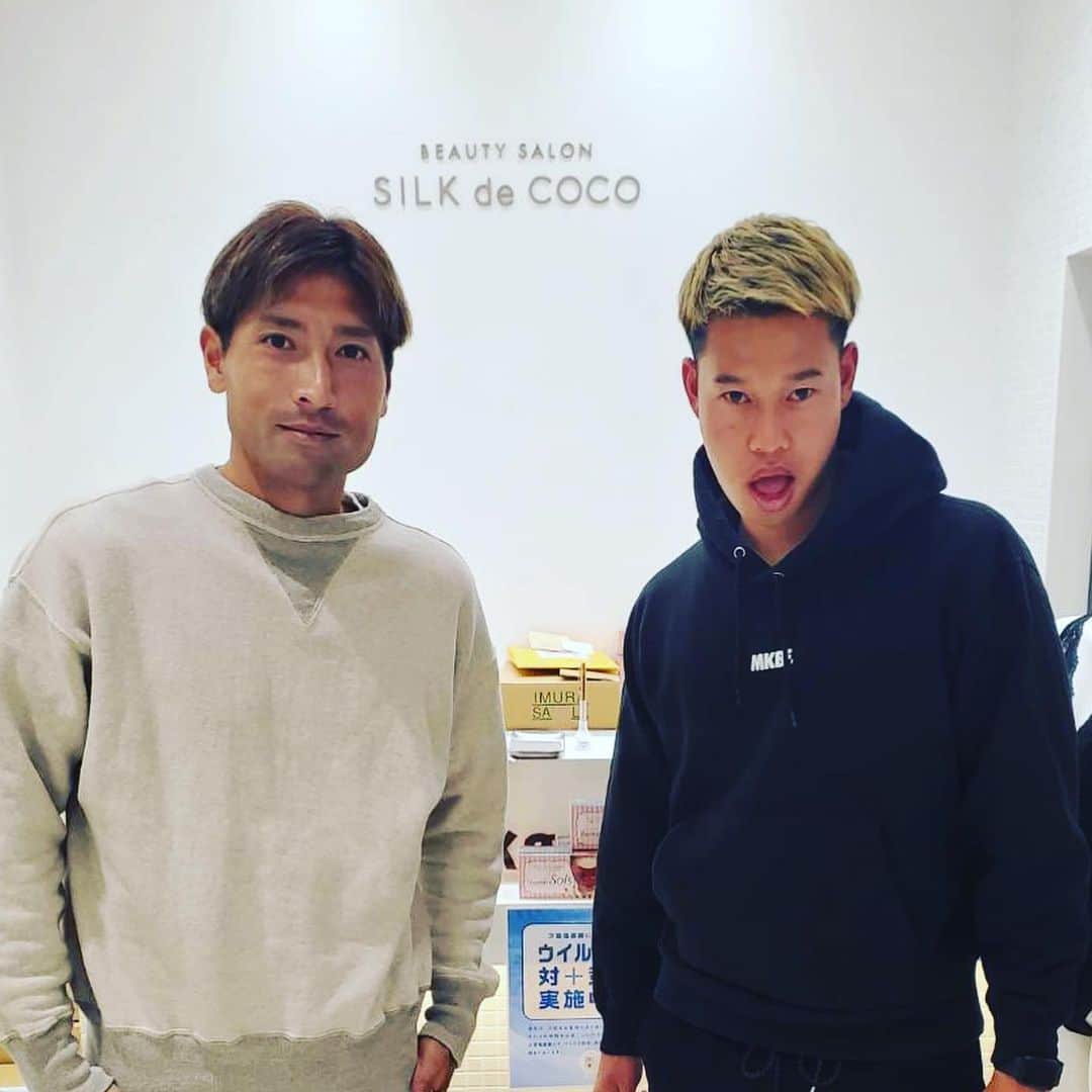 マキヒカのインスタグラム：「. . 先日の美容ヒカの日❤️ヴィッセル神戸の田中順也選手もいらっしゃったよ💛イケメンすぎたよ💚 逍遥って感じでした😎🔥🔥そして今晩日本時間の21時からこちらのInstagramでカンボジアのソルティーロアンコールFCの選手の方々と生配信します💛💛🇰🇭お楽しみに！！ . . #綺麗になりたい #綺麗と繋がりたい #2枚目とぐろ兄弟の弟グラサン #silkdecoco #シルクドココ #visselkobe #田中順也　選手 #ceueu #MKBALLFIELD」