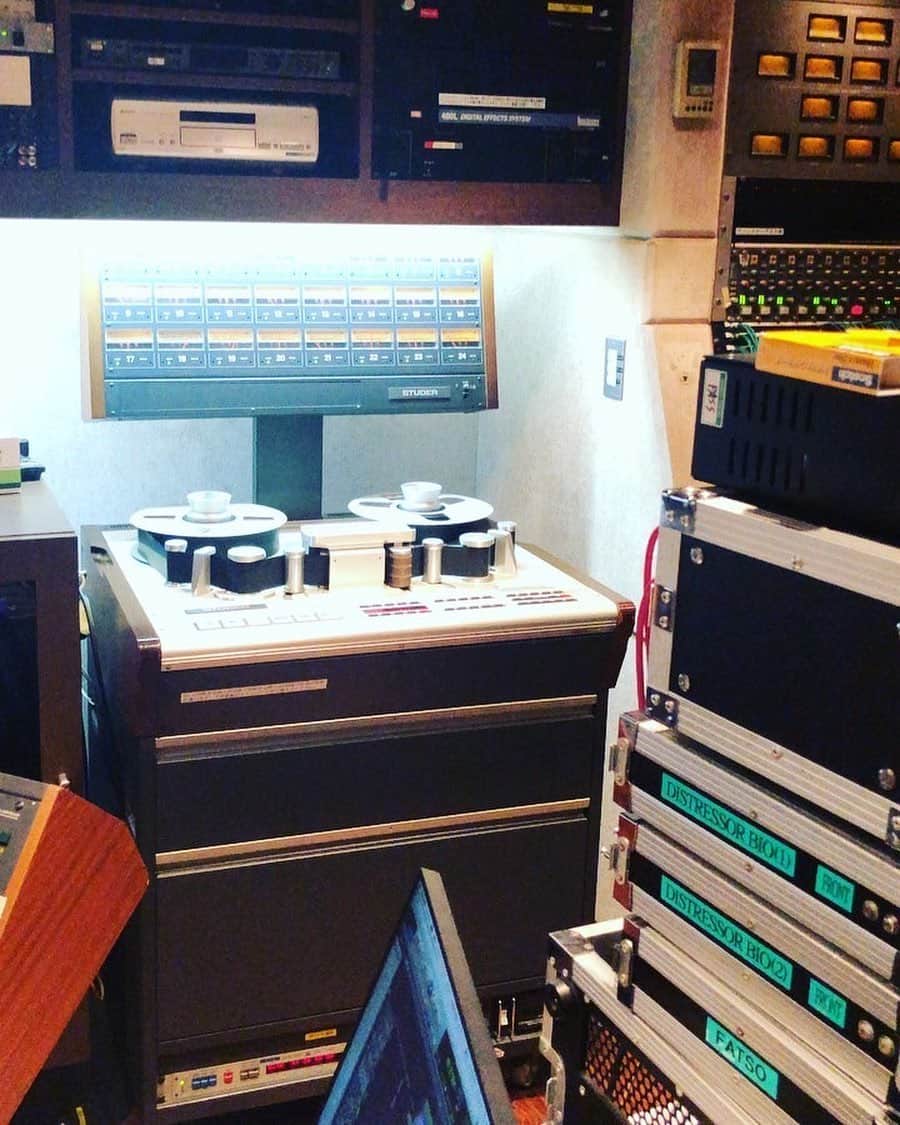 ミヤ さんのインスタグラム写真 - (ミヤ Instagram)「#repost @yaguchiwatanabedensen ・・・ 今日は老舗スタジオでレコーディング！昔の録り方と現代の録り方をミクスチャー！！ #mucc #recordingengineer  #recordingstudio」3月26日 16時23分 - miyaguchi