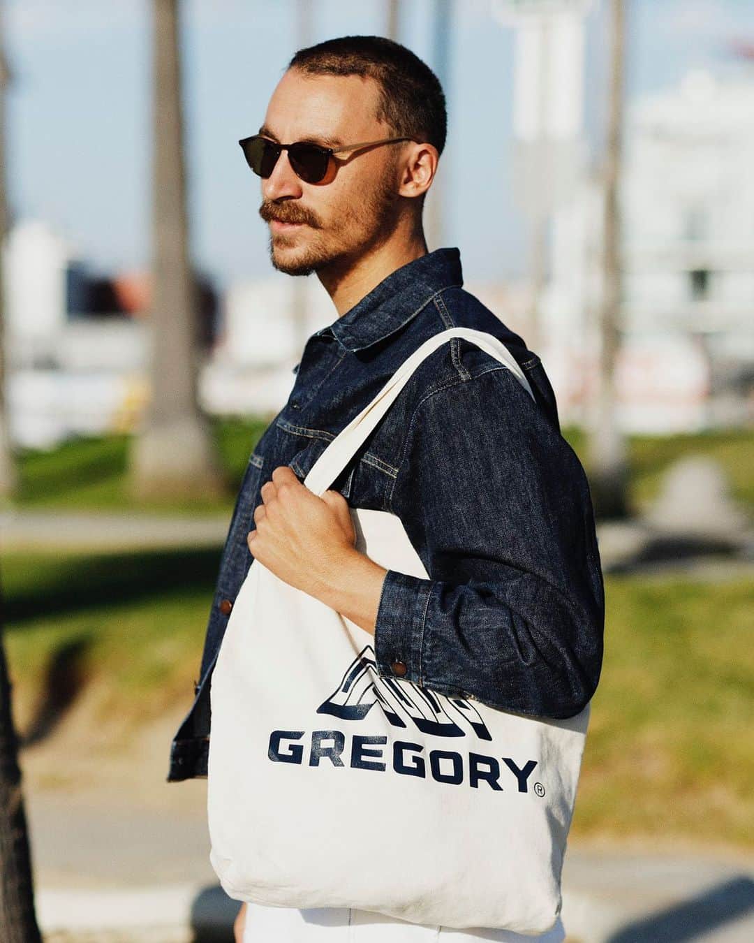 GREGORYのインスタグラム：「グレゴリーのロゴが大胆にあしらわれたコットンキャンバス地のトートバッグ。シンプルだから使い勝手の良くオールシーズン使い回せます。  #Gregory #グレゴリー」