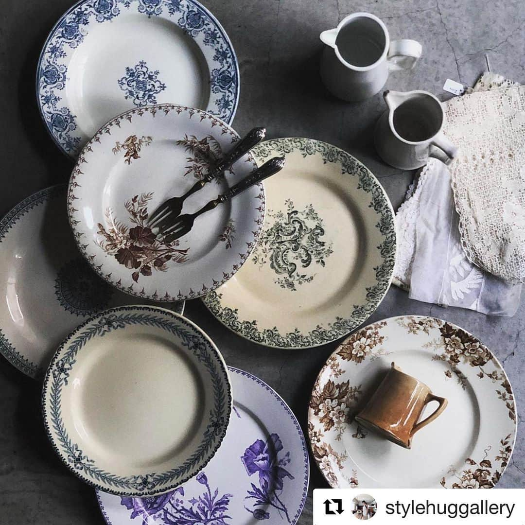 フランスアンティーク ランスタンさんのインスタグラム写真 - (フランスアンティーク ランスタンInstagram)「画像は　@stylehuggallery に到着したお品をオーナーの尾関さんが撮影してくださいました🙇🏻‍♀️🙏🏻 ． 外出が禁止され、行動の自由が選択できないフランスから、まだ自由に選べる日本の皆様へ、ブログに気持ちを綴りました。 ． お手数ですがお読みいただけると幸いです。 ． インスタからはプロフィール欄のリンクからご覧いただけます。 ． ——————— #Repost @stylehuggallery with @get_repost ・・・ 下萌えのころ 4月5日(日)〜11日(土) 11:00〜18:00(最終日17:00)  フランスから無事に荷物が届きました。 よがっだぁ〜 素敵なお皿をいろいろ送ってくれましたよー  4月5日の初日のみ来店予約制です。HPの予約フォームよりご予約ください (注意！メール受付ではありません) ・ ・ ○留意点 ・入店は10〜12名ずつでお入りいただくようにします。 ・ ・作家、スタッフマスク着用して接客させていただきますこと予めご了承下さい。 ・店内常時換気させていただきます。 ・ ・ ○来店時のお願い ・可能な限りマスク着用をお願い致します。 ・入り口の消毒スプレーをご利用後ご入店お願いいたします。 ・咳、発熱などの症状がある方、高齢の方や基礎疾患をお持ちの方で 　感染リスクをご心配される方はご来店をお控えください。 ・体調に不安がある方はご無理なさらぬようお願い致します。  #下萌えのころ #Bloom #紙もの #deuxr #ドライフラワー #蜜蝋 #植物標本 #undeuxtroisshu  #布もの #antiquefrance  #stylehuggallery #stlye_hug_gallery #nishisando #代々木4_28_7」3月26日 16時34分 - antique_france