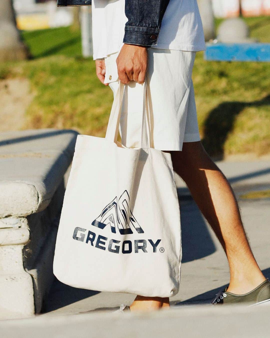 GREGORYのインスタグラム：「グレゴリーのロゴが大胆にあしらわれたコットンキャンバス地のトートバッグ。シンプルだから使い勝手の良くオールシーズン使い回せます。  #Gregory #グレゴリー」