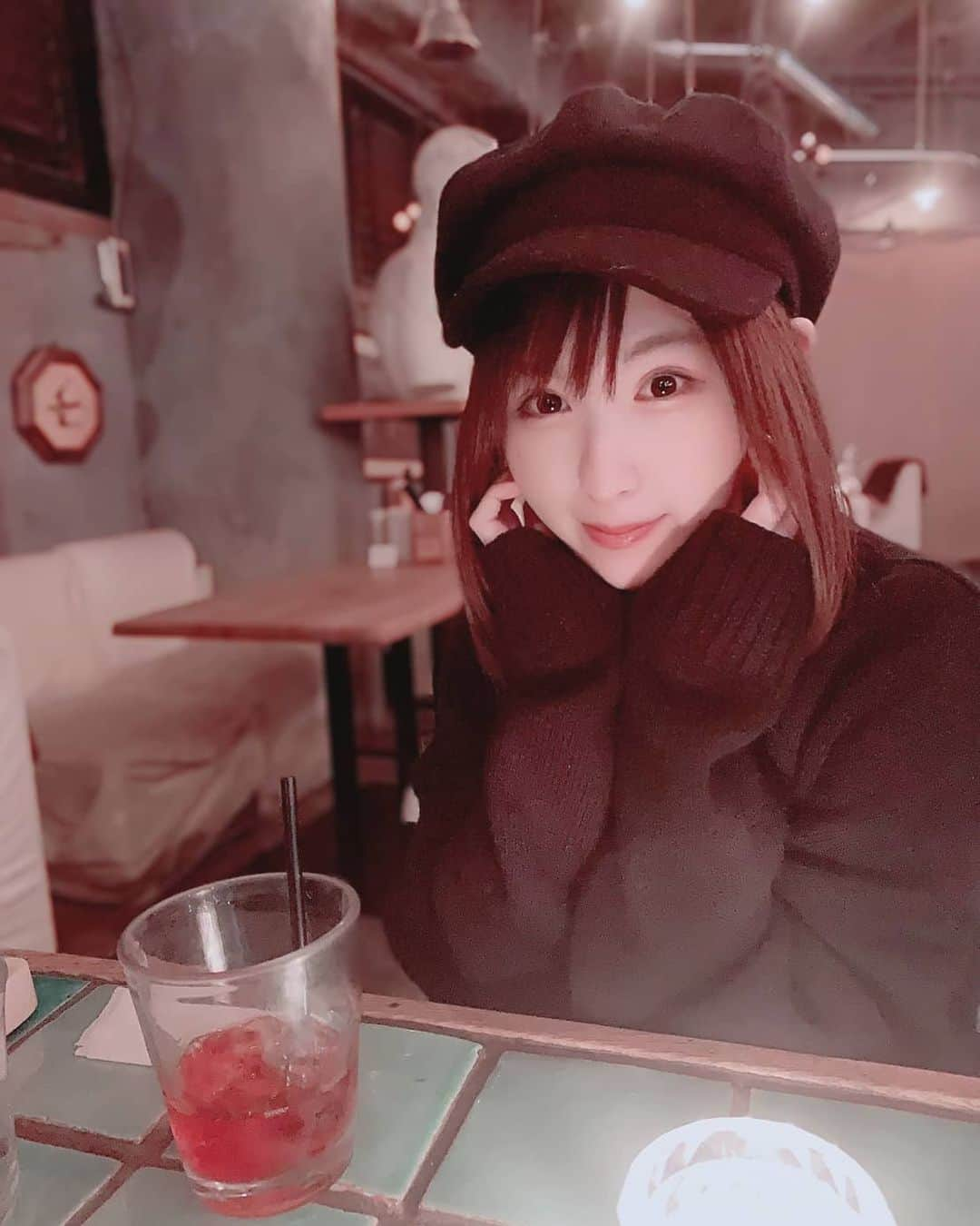 小田桐奈々さんのインスタグラム写真 - (小田桐奈々Instagram)「🧀🏃‍♀ * #andpeople 最近よく行っているカフェ💓 丸ごとカマンベールチーズ焼きとフォカッチャ、らぶです…ホタテのリゾットも美味しい！ * 銀座より神南のand peopleのほうが薄暗めなことを知った。薄暗いというか顔が辛うじて見えるくらい、かなり暗め🌃笑 ろうそくの光がともってます🕯ヒトモシ🕯 * * #チーズ好き #夜カフェ #週末はおうちでポケカしよう」3月26日 16時38分 - odagirinana