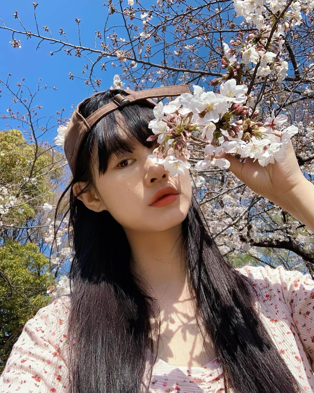 田中シェンさんのインスタグラム写真 - (田中シェンInstagram)「🌸🌸🌸🌸 お花見は無理そうだから さっと通り抜けて 桜と戯れ、た😌✨ #sakura🌸」3月26日 16時41分 - shen_tanaka