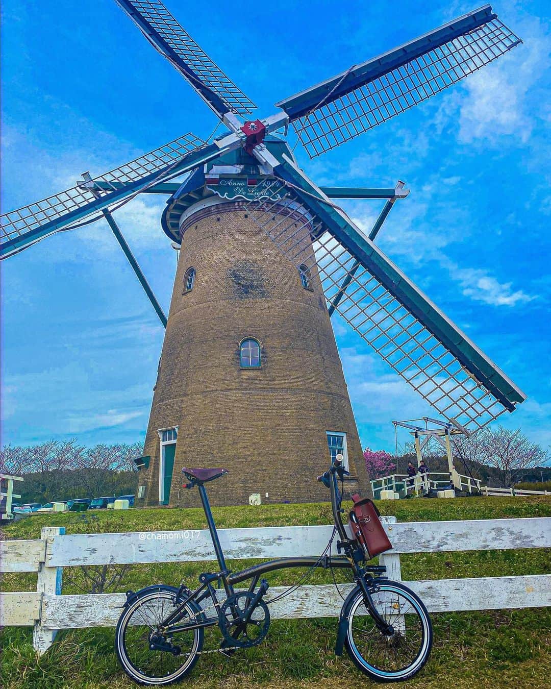 のインスタグラム：「愛車と風車と写真撮ったよ！ ツイートはこちら！ ‪ https://twitter.com/chamomi017/status/1243080164348530690?s=21  #ブロンプトンのある風景  #bromptonlovers  #bromptonlife  #bromptonbike  #自転車女子  #自転車のある風景  #自転車のある生活  #cycling #cyclingpics #cyclingphotos #cyclinglife #cyclingtips #bikes #cyclist  オランダ風車 と BROMPTON 🚲🍃‬ 風が強かったけど風車と自転車の雰囲気がとてもぴったりでたくさん写真を撮ってしまった！！ 他のブロンプトンの写真もいろいろアップしますね☺️✨ 私のブロンプトンは変速2段しかついてないけど、2段でも坂道十分サイクリングできるので2段でたくさんペダル回してます✨✨ とてもいいトレーニングにもなる！ 2段オススメです❤️ 2段で坂道走るの楽しいよ！！！ ‪#自転車旅  #ブロンプトン  #佐倉市‬  3月のブロンプトンのハッシュタグは #brompton弥生」
