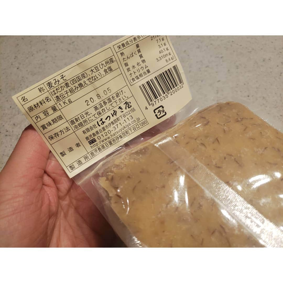 本田珠規さんのインスタグラム写真 - (本田珠規Instagram)「先日のお買い物。 . お味噌汁は食卓で欠かせない一品♪ . 私が作ったお味噌はまだまだ、 発酵中のため食べられないので、 . . 美味しいお味噌を買ってきました！ . 一度作り方を知ったので、 「このお味噌はこの材料なんだ」 と想像できるので、原材料を見るのも楽しみになりました♡ . . こちらはムスビガーデンで購入した、 【鹿児島の麦みそ】 . 優しい甘さで美味し～い♡ . . お味噌といえば、 私が習った発酵教室の紫織先生が　@hakko_bijin  素敵な動画をYouTubeで配信されていました♪ . 外出自粛要請が出たいま、 自宅で楽しめるようにと、簡単に作れるお味噌キットを販売もされているとのこと♡ . 紫織先生の動画に癒されながら、 お味噌を作れる♡ これ、めちゃくちゃ良いー！ . 私もさらにお味噌作ろうかな♡ . . #お味噌#鹿児島の麦みそ#はつゆき屋 #はだか麦#麦みそ#美味しいお味噌#鹿児島 #手作り味噌#発酵食品#発酵美人堂 #YouTube動画#お味噌で健康 #美容#健康#アンチエイジング #ムスビガーデン#musubigarden」3月26日 16時51分 - tamaki_honda_oscar