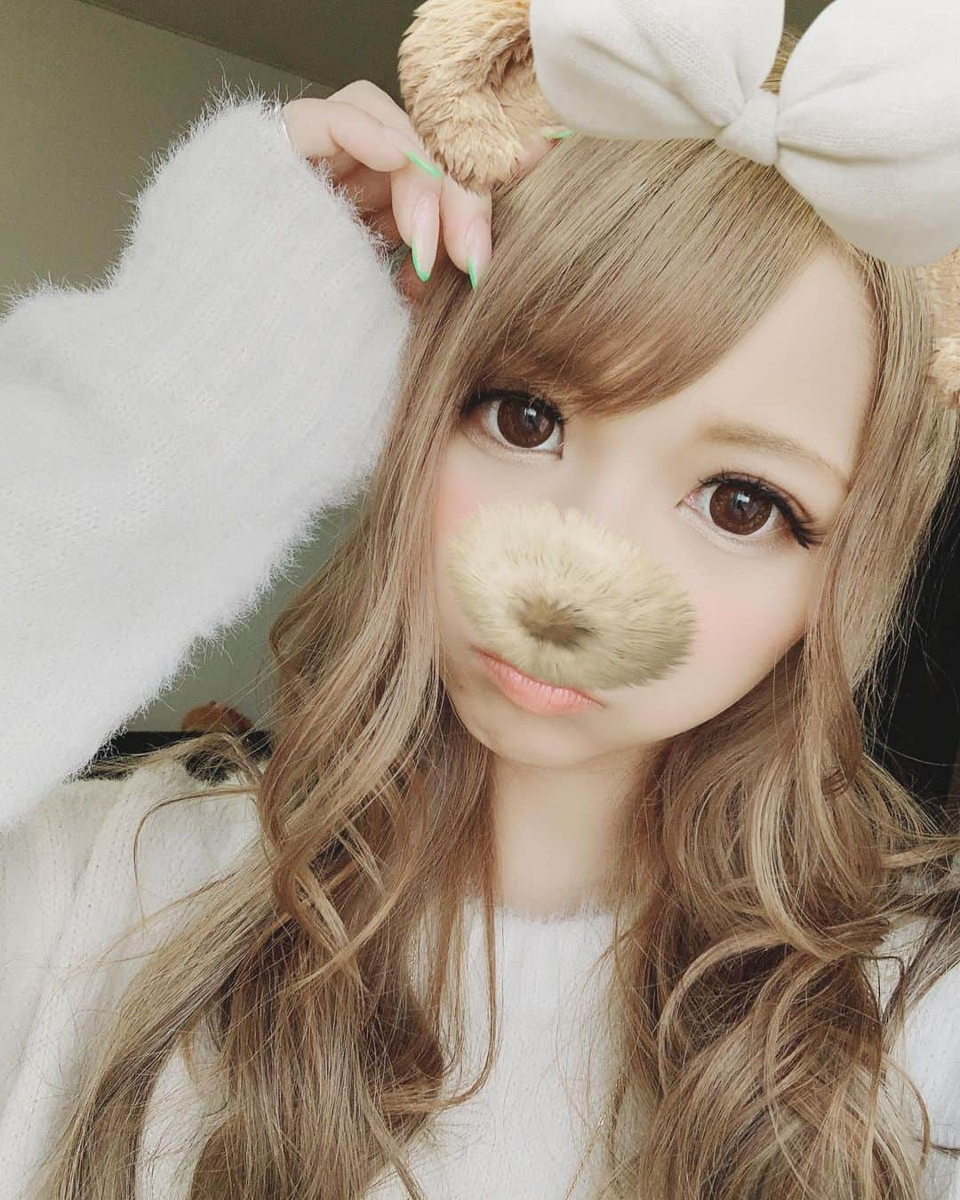 高橋由真さんのインスタグラム写真 - (高橋由真Instagram)「🧸🧸🧸🧸🧸 . ブラウンのカラコンして もこもこニット着て ゆるゆるハーフアップにして SNOWでクマちゃんになったら とってもガーリーになった🎀笑 . . . 今日は大好きな人の誕生日💕 . . #加工の世界で生きていたい #久々に #ちゃんと化粧した #女性力 #低下 #🤷‍♀️」3月26日 16時58分 - yumachi1021