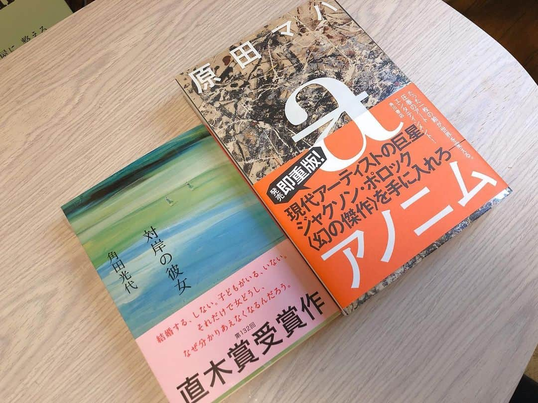 伊藤寧々さんのインスタグラム写真 - (伊藤寧々Instagram)「ㅤㅤㅤㅤㅤㅤㅤㅤㅤㅤㅤㅤㅤ 対岸の彼女／角田光代さん 女性ならではの関係性、濃く共感する部分が沢山あって苦しいながらも救いのあるお話。 久々に1日で一気読み。 ㅤㅤㅤㅤㅤㅤㅤㅤㅤㅤㅤㅤㅤ アノニム／原田マハさん カバーのお洒落さで目を惹かれて即買い！ 原田さんワールド全開で安定感のあるアートミステリー。 美術館や美術品に関する知識は全くないところから他の原田さんの作品を通して絵画に興味を持ったり、美術館を好きになりました📚 背景や人物の描写、想像しやすい原田さんの本は読書初心者さんにもおすすめです^ ^ ㅤㅤㅤㅤㅤㅤㅤㅤㅤㅤㅤㅤㅤ 最近の読書録。 ㅤㅤㅤㅤㅤㅤㅤㅤㅤㅤㅤㅤㅤ しばらくお家で過ごす時間が多くなると思うので参考になれば嬉しいな😊 まだまだ読む✨📚 みんなのおすすめも知りたいな〜！ ㅤㅤㅤㅤㅤㅤㅤㅤㅤㅤㅤㅤㅤ #角田光代 さん #原田マハ さん #小説　 #ねね図書館」3月26日 17時11分 - 12neneito12