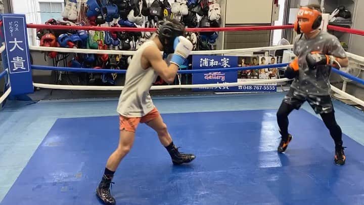 京口紘人のインスタグラム：「. . . workout🔥 . . お互いの構えを変えてのマスボクシング🥊 . . Orthodox 🔄 Southpaw . . #京口紘人 #hirotokyoguchi  #boxing #たまにはサウスポー  #ピンクのサウスポーではない #私オレンジのサウスポー」