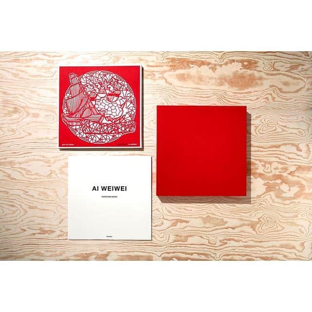 銀座 蔦屋書店さんのインスタグラム写真 - (銀座 蔦屋書店Instagram)「.﻿ 【日本で新たにアートエディションコーナーOPEN｜希少なホックニーアートエディションが登場】﻿ ﻿ 銀座 蔦屋書店では4月1日に新たにアートエディションのコーナーを新設します。﻿ ﻿ アートエディションとは、書籍に作品が付属した世界で限られた部数しか発行されない貴重な書籍のことをいいます。﻿ 多様な作品集のショーケースとしてだけではなく、コレクターとアート愛好家の対話を生み出すことを目指し、作家のトークショーやサイン会などを計画していく予定です。﻿ ﻿ 今回、デイヴィッド・ホックニーの120枚のドローイング作品集が登場。﻿ ホックニーが2009～2012年にかけて現代の機器 ipadとiphoneを用いて描いた色彩豊かな作品集『My Window』のアートエディションは全4種限定1000部(各250部発行)と必携です。﻿ ※アートエディションは店頭のみでのお取扱いとなります。(お問い合わせ:03-3575-7755)﻿ ※世界限定1000部のサイン入りコレクターズエディションはオンラインストアでも販売いたします。﻿ ﻿ ﻿ #銀座 #ginza #銀座蔦屋書店 #ginzatsutayabooks #デイヴィッドホックニー #ホックニー #アートブック #アート本　#artedition #artbook #bookdesign #davidhockney #hockney #art # #aiweiwei #davidbaily﻿」3月26日 17時15分 - ginza_tsutayabooks