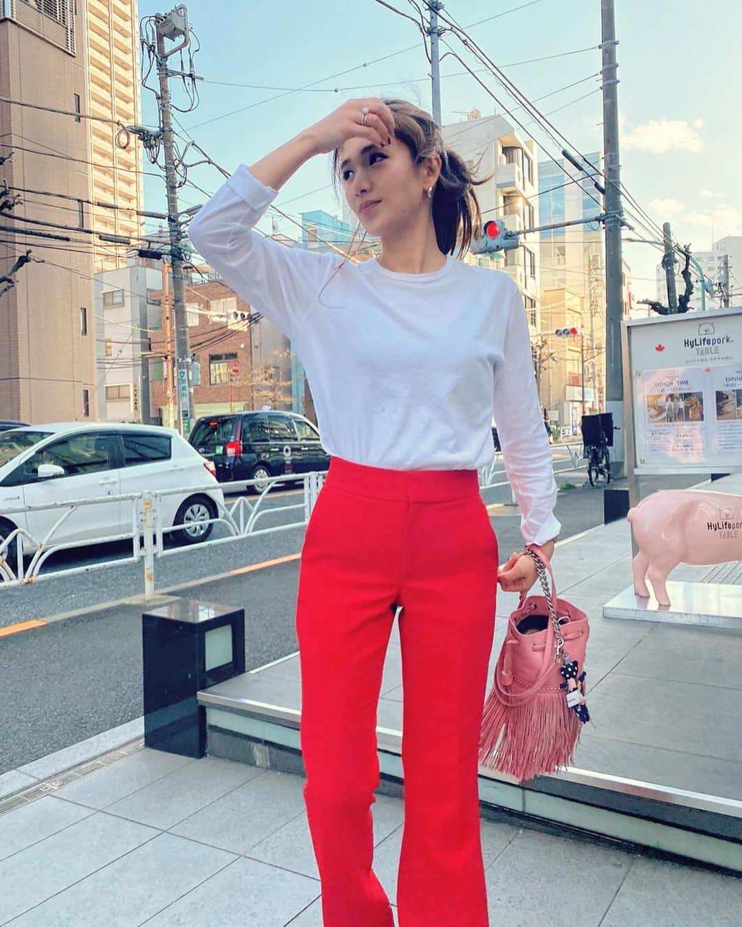 上原歩さんのインスタグラム写真 - (上原歩Instagram)「とっても形のキレイな赤パンツをようやく見つけた🍓🍓 @bananarepublic_jp  小春日和🌸 ・ #love #fashion #life #outfit  #左手がずっと変」3月26日 17時15分 - ayumiuehara