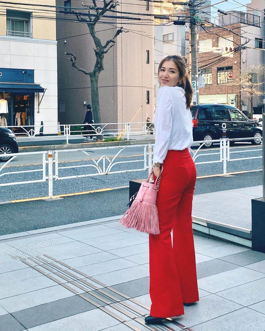 上原歩さんのインスタグラム写真 - (上原歩Instagram)「とっても形のキレイな赤パンツをようやく見つけた🍓🍓 @bananarepublic_jp  小春日和🌸 ・ #love #fashion #life #outfit  #左手がずっと変」3月26日 17時15分 - ayumiuehara
