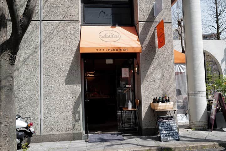 福岡グルメ 福岡ランチ「デビログ」さんのインスタグラム写真 - (福岡グルメ 福岡ランチ「デビログ」Instagram)「薬院にあるワインとパスタ専門店『パステリア フローリッシュ』でランチ。 ここは食材にこだわっており、日本各地の契約農家から食材を仕入れとるんよ🙆‍♂️ 今回は茨城県でれんこんを専門に生産している”#れんこん三兄弟 ”のレンコンとフローリッシュ特製のミートソース(フォカッチャとスープ付)1,150円にサラダ＋ソフトドリンク付きのAセット＋350円にしてみた。 レンコンは素揚げにされたものや、カットが違うものが入っていて、いろいろな食感が楽しめるよ😋 パスタのメニューが豊富なので、パスタ好きには嬉しいね👌 . メニュー、他pic、内観などは「デビログ」に掲載しています。 サイトを見る場合はブラウザで「デビログ」で検索👉 . ワインとパスタ専門店 #パステリアフローリッシュ (#PASTERIAFLOURISH ） #福岡市中央区薬院 1-16-5 1F 092-980-4585 11:30～16:00 (15：00 LO) 18:00～23:00 (22：00 LO) 日・月 11:30〜16:00(LO15：00) 日曜日営業 不定休 . ♦️福岡グルメ 福岡ランチの店舗探しならブラウザで「デビログ」で検索👉 ♦️「デビログ」に掲載していないディープな店舗情報はブラウザで「もっとデビログ」で検索👉 . #福岡ワイン #福岡パスタ #薬院グルメ #薬院ランチ #薬院ワイン #薬院パスタ #福岡 #博多 #fukuokapics #fukuoka #fukuokacity #hakata #fukuokarestaurant #fukuokagourmet #IGersJP #ig_japan #福岡レストラン #福岡飲食店 #福岡グルメ #福岡ランチ #福岡ごはん #福岡ご飯 #食べログ福岡 #福岡飯 #福岡食べ歩き #インスタグルメ」3月26日 17時22分 - devi_takahashi