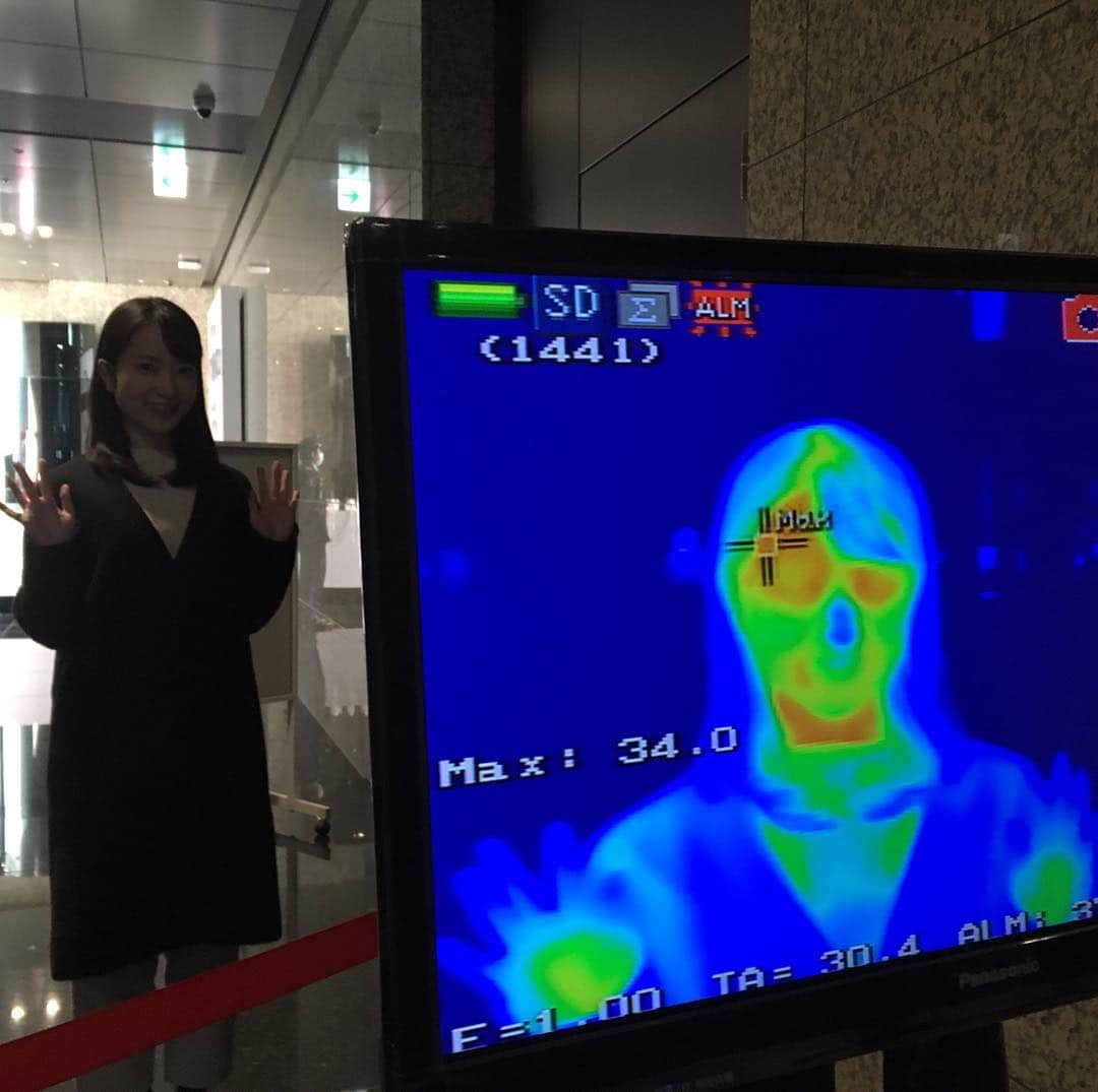 天明麻衣子のインスタグラム：「テレビ東京の新型コロナウイルス対策で、入り口にサーモグラフィーが置かれました！検温は大事。今朝はモニターをチェックする係の人がまだいなかったけど、これからということなのでしょうね。  一人一人が気をつけて協力しあいながら、この状況を乗り越えていきましょう✨ #テレビ東京 #新型コロナウイルス #サーモグラフィー #検温 #感染拡大防止 #みんなで乗り切ろう」