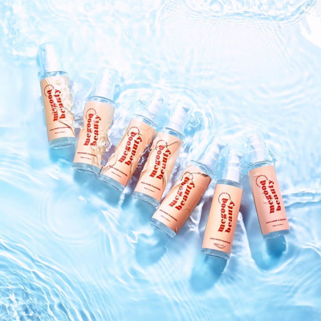 megbabyのインスタグラム：「【👏🏻情報解禁👏🏻】 @megood__beauty 新商品🤍 3月29日(日)17:00～販売スタート‼️ ・ 『シカハンドクリーンジェル』  微力ではありますが、感染症対策として利用される消毒液が不足している現状へ出来ることはないかと優先的に進め、携帯に便利なボトルタイプのアルコールジェルを生産させていただきました🙇🏻‍♀️🧴 エタノール65％とCICA成分を配合し、Wのパワーでしっかり除菌しながらお肌までケアします✨ お家でも外出先でも手指を消毒できる必須アイテム👐🏻 ・  この機会にぜひ意識を高く、もっと身近にアルコールジェルを。平和で自由な暮らしと活気ある世界へ早く戻りますように🙏🏻🌏🕊 ・ ⚠️また、数には限りがありますので、気になる方はお早めに🙇🏻‍♀️」