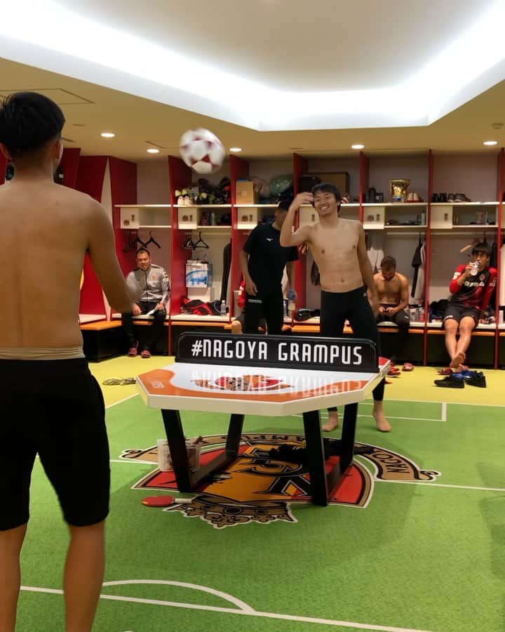太田宏介のインスタグラム：「『とある日の…』 ロッカールーム。 サッカーバレーを楽しむ前田選手と中谷選手。 そして後ろには大旗を振っているサポーター、Cさん。 ロッカールームはこんな感じでいつも賑やかです。 #grampus  @naoki112738  @shin_sn4  #千葉和彦」