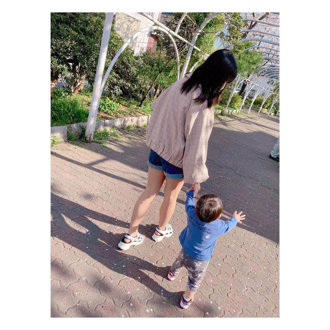 辻希美さんのインスタグラム写真 - (辻希美Instagram)「買い物帰りに桜並木を歩いて帰りました👶🌸🌸🌸💕" #桜並木 #🌸🌸🌸 #姉弟 #11歳差 #平和な2人 #週末から外出自粛 #日本の平和の為 #みんなで力を合わせて日本を平和に戻そう #🇯🇵」3月26日 17時46分 - tsujinozomi_official