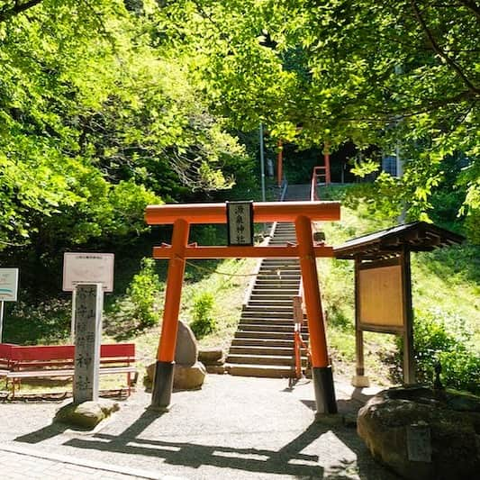 福島県さんのインスタグラム写真 - (福島県Instagram)「来て！ 磐梯熱海温泉 源泉神社 「美肌の湯」として親しまれている郡山市の磐梯熱海温泉にある神社です。 赤い鳥居と階段が目を引き、階段下には深沢の名水が湧き出ています。温泉街を流れる五百川やケヤキの森散策路も近くにあり、ちょっとした癒し散策に最適です。 #郡山市 #磐梯熱海温泉 #源泉神社 #福島 #ふくしま #ふくしまからはじめよう #来て #fukushima #traveljapan #futurefromfukushima #japantrip #fukushimatrip #art_of_japan #instagramjapan #japan_of_insta  #insta_fukushima  #special_spot_」3月26日 17時41分 - realize_fukushima