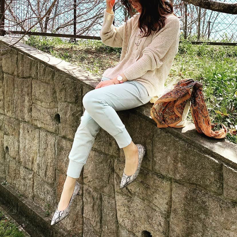 のインスタグラム：「#coordinate  久々にスウェパン 自撮りにハマってる娘ちゃんと おそろいで買いました 値段もおそろいでした𐤔𐤔 ・ ・ #ootd #ootd_kob #ponte_fashion #locari #プチプラコーデ #スウェットパンツ #gu #gukids #guコーデ #春ニット #hm #パイソン柄パンプス #amiami #amiami_shoes #dw #danielwellington #ピスタチオカラー #ミントグリーン #春カラー #vsco #vscam」