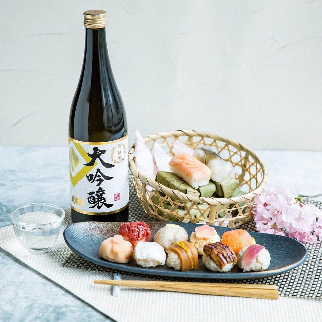 月桂冠のインスタグラム：「桜の季節到来ですね。 自粛ムードでお花見に行けない、そんなときは#うち花見　で春を感じてみてはいかがでしょうか。  大吟醸のフルーティで華やかな香りが、お花見気分を引き立ててくれます。  #gekkeikan #nihonshu #sake #japanese_sake  #月桂冠 #日本酒  #日本酒好き  #ポン酒タグラム #お花見」