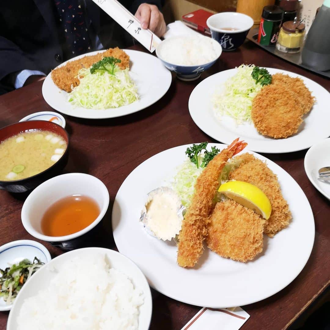 山上紗和 のインスタグラム：「本日のランチ☀️🍴 #lunch #とんかつ #豚カツ #上野グルメ #御徒町グルメ #井泉 #井泉本店 #安定の内藤に癒される  #カツサンド で有名な #まい泉 は、 元々 #青山井泉 だったそうですよ💡 ここ最近で１番の #初耳学 でした。  ころもサックサクで幼児もご満悦👦  ごちそうさまでしたー🎵  余談ですが 井長州力←これの笑いが未だに消えないw神すぎる😂#長州力」