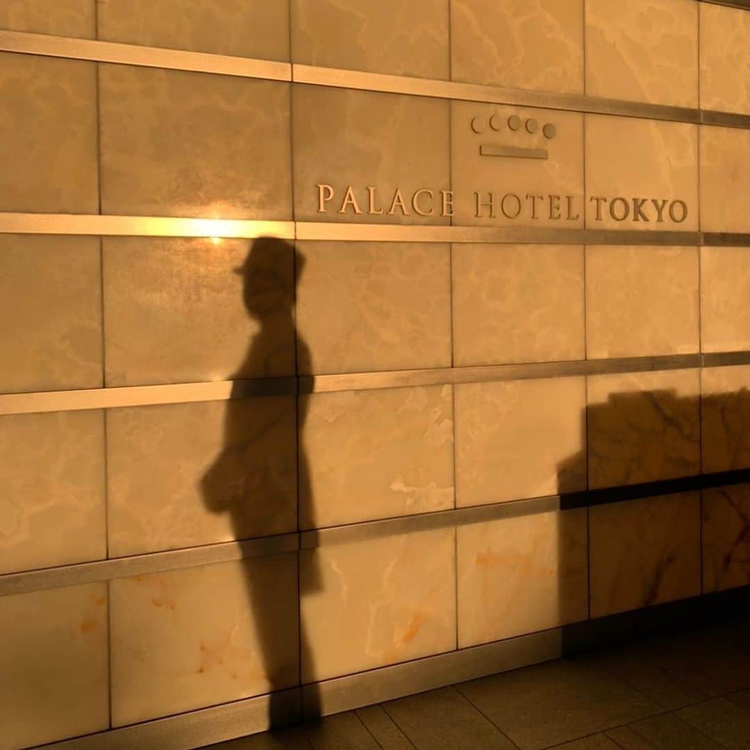 Palace Hotel Tokyo / パレスホテル東京さんのインスタグラム写真 - (Palace Hotel Tokyo / パレスホテル東京Instagram)「西日が差し込むエントランス。夕暮れ時の特別なひととき。 The entrance shines in sunset, creating a magical moment.  #ホテルエントランス #エントランス #西日 #夕暮れ #黄昏 #シルエット #ドアマン #ホテルロゴ #レトロな風景 #丸の内 #パレスホテル東京 #hotelentrance #entrance #hotellogo #sunset #twilight #silhouette #hoteldoorman #retroview #uncommontravel #lhwtraveler #Marunouchi #PalaceHotelTokyo」3月26日 17時55分 - palacehoteltokyo