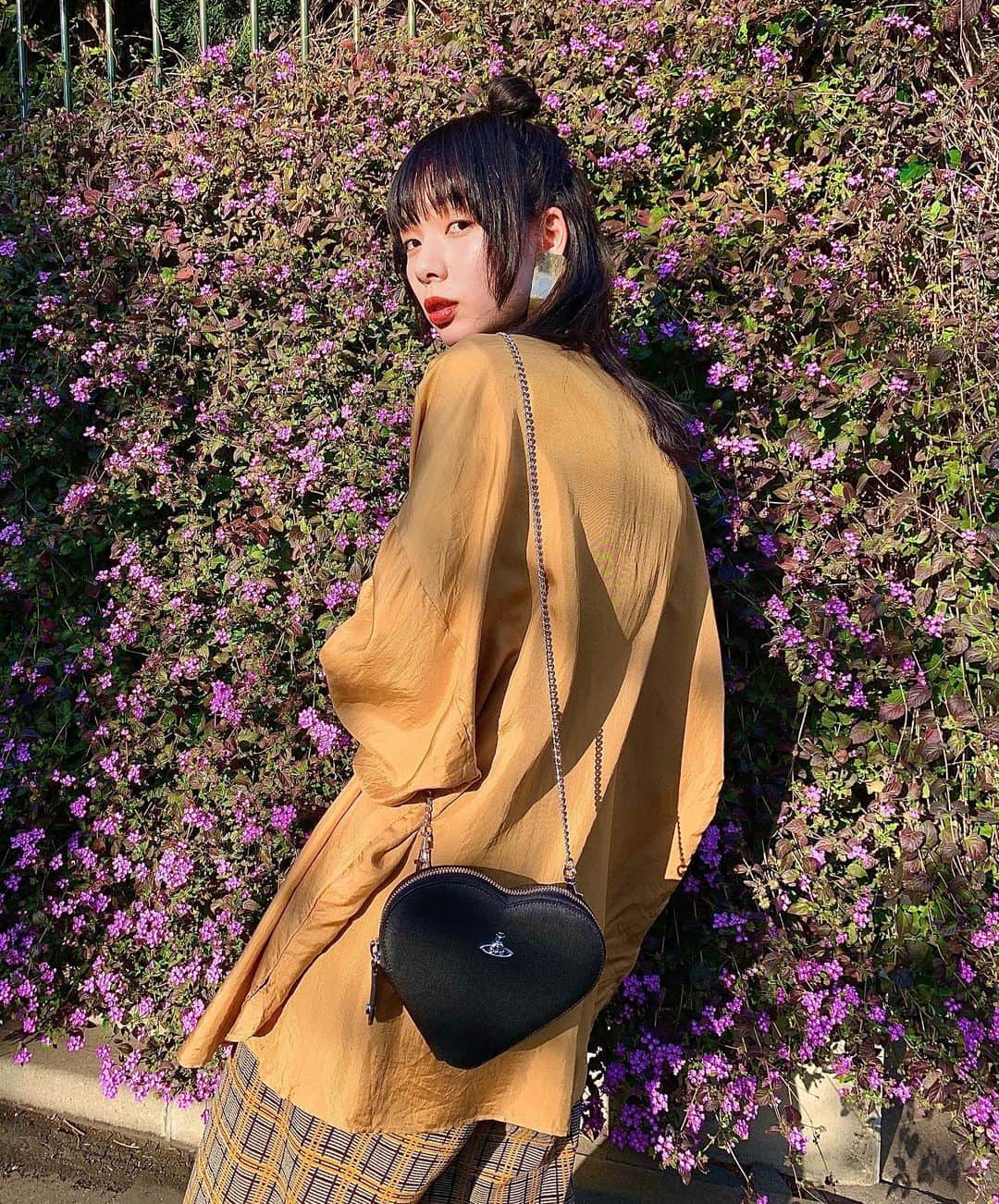 きなりのインスタグラム：「MY NEW STUFF🤞🏻👜 @viviennewestwoodjapan  ミニバッグ大好きなのですがシンプルなハートモチーフなかなか無くてヴィヴィアンにあったからゲットしてしまった〜☺️🌈 実はコツコツハートモチーフ集めてる…🤍🖤 イヤリングは @fumietanaka_jp 👂🏻カタチを変えられてとても可愛いです😭👏🏻 #ヴィヴィアンウエストウッド #バッグ」