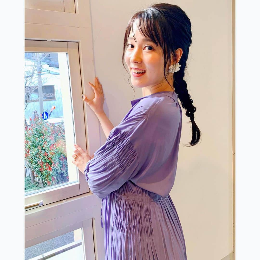 奈津子さんのインスタグラム写真 - (奈津子Instagram)「ねえ、聞いて笑。今日は「オンライン英会話」+「オンラインパーソナル筋トレ」+執筆仕事してるの。笑😊家にいる時間が超濃密かつ高効率になってきて新しい世界が開けてきたかも…！編み込みはヘアメイクさん作💕 ・ #家電 #家電好き #家電女優 #奈津子 #筋トレ　#オンライン #リモートワーク #zoom #hairstyle #stayhome」3月26日 17時52分 - natsuko_kaden