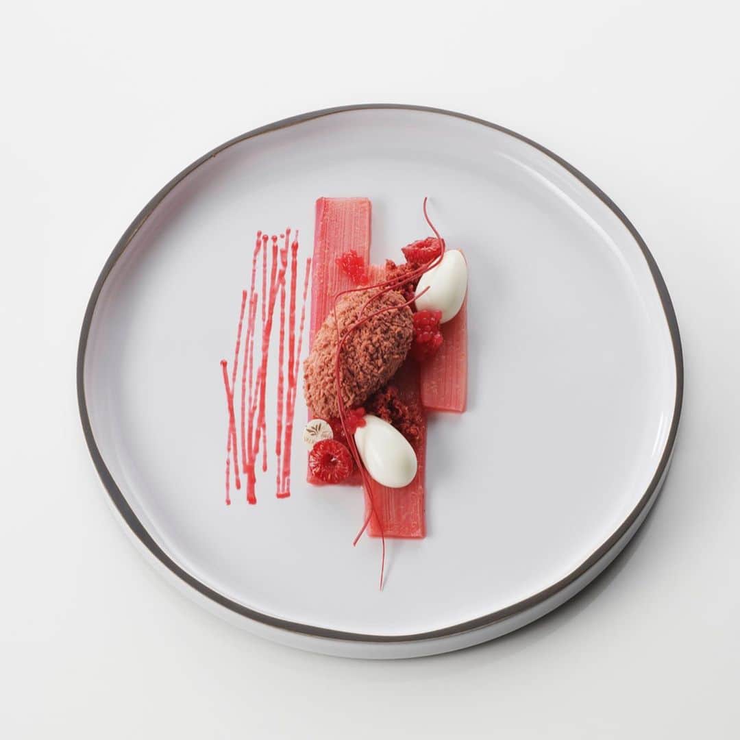 ショコラ de イースター by Valrhonaのインスタグラム：「暖かくなってきたこの頃。春らしいスイーツで季節を感じてみてはいかがですか。 . . #ヴァローナ #ヴァローナジャポン #エコールヴァローナ東京 #パティシエ #パティスリー #チョコレート #ショコラ #ショコラティエ #桜スイーツ #春スイーツ  #スイーツ好きな人と繋がりたい #Valrhona #valrhonajapon #ecolevalrhona #ecolevalrhonatokyo #chocolatier #chef #pastrychef #patissier #patisty #chocolat #chocolate #cherryblossom  #chocolatecake」