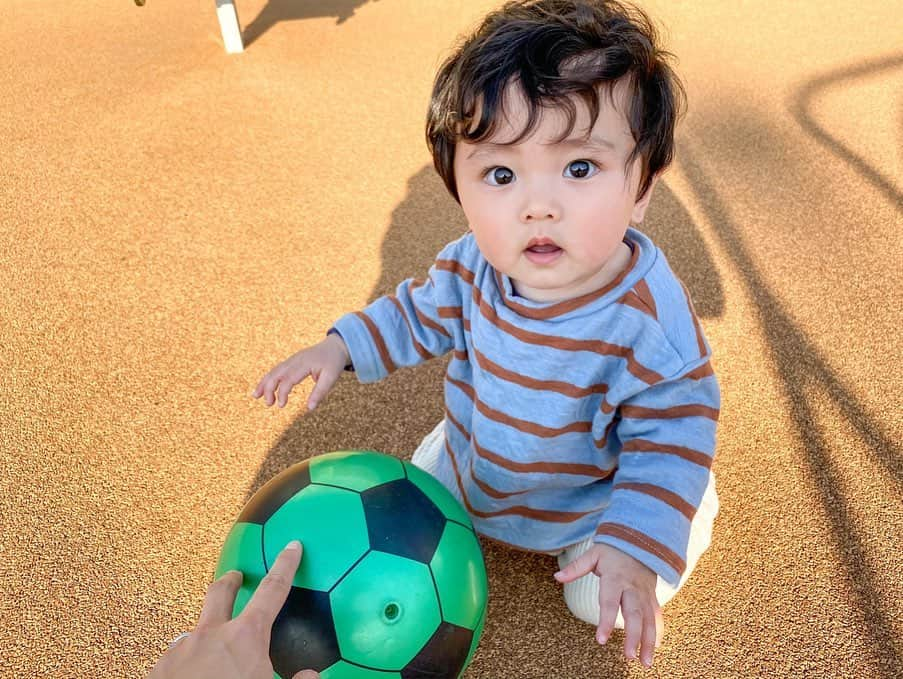 Ayaさんのインスタグラム写真 - (AyaInstagram)「ボールに興味津々やった👦🏻⚽️💚 早く遊べるようになればいいなぁ☺️🎈 . . 🏷 @jolie_bebe__ 👕 ボーダー率高いけどブルー可愛いい〜♡ #前髪おもしろい👦🏻笑 . #0歳#生後7ヶ月#男の子ベビー#天パベビー  #新米ママ#ベビフル#コドモノ#成長記録」3月26日 17時52分 - aya__fit