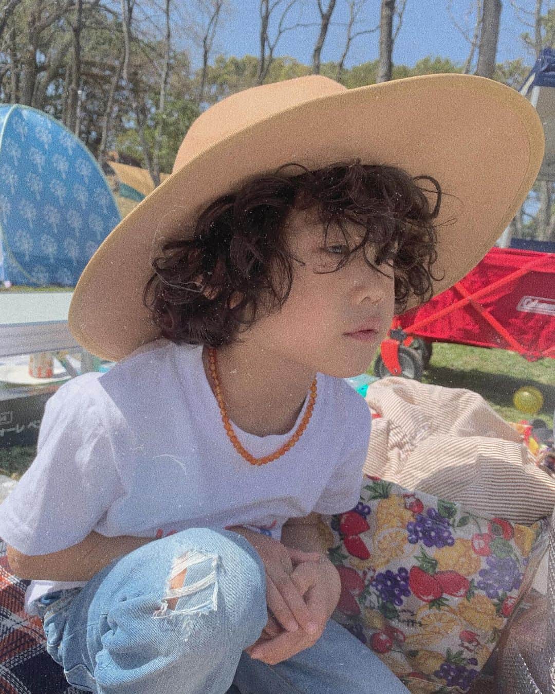 Erikaさんのインスタグラム写真 - (ErikaInstagram)「myson 👦🏻 . いつも写真を撮ってくれます♥️ ありがとう♡ . . 変わりに公園へも、お外でも沢山遊ぶよ♥️ 今日も遊ぼう🤟🏻🤟🏻 真っ暗になるまで〜⚽️ . 日が長くなると、帰りも遅なる😑😑😑 明るい＝まだ遊べる 😅 . . .  #パーマヘア#男の子ヘア#myson#boy#男の子コーデ #男の子ママ#ハット#デニムコーデ#子供コーデ #息子#公園遊び#bbq#ヘアスタイル#ヘア#パーマ」3月26日 18時04分 - 911erika