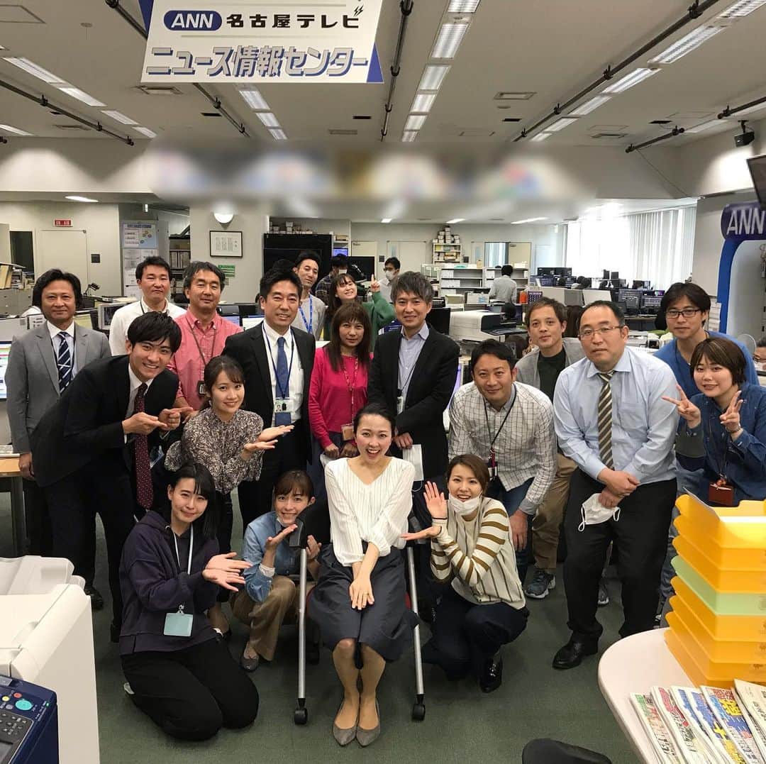 徳重杏奈のインスタグラム：「🌸﻿ きょうは﻿ 最後の昼ニュースでした！﻿ ﻿ ﻿ 報道番組を担当したくて﻿ アナウンサーを志しました。﻿ ﻿ 〝見ている人の心にすーっと届くニュースが伝えられるアナウンサーになりたい〟と﻿ 思っていました。﻿ ﻿ ﻿ きょうがそんなニュースだったか﻿ 自分では分かりませんが…﻿ 目指していたものに﻿ 少しでも近付けていたらいいなと感じます😌﻿ ﻿ 9年目の今でも﻿ 昼ニュースの本番中は﻿ 緊張で手が少し震えます。 ﻿ ﻿ ﻿ #普段はみんなマスクです #20秒で集合写真 #コロナめ #準備中の写真はもっちーが #名古屋 #メーテレ #アナウンサー #ドデスカ #アップ #徳重杏奈﻿」