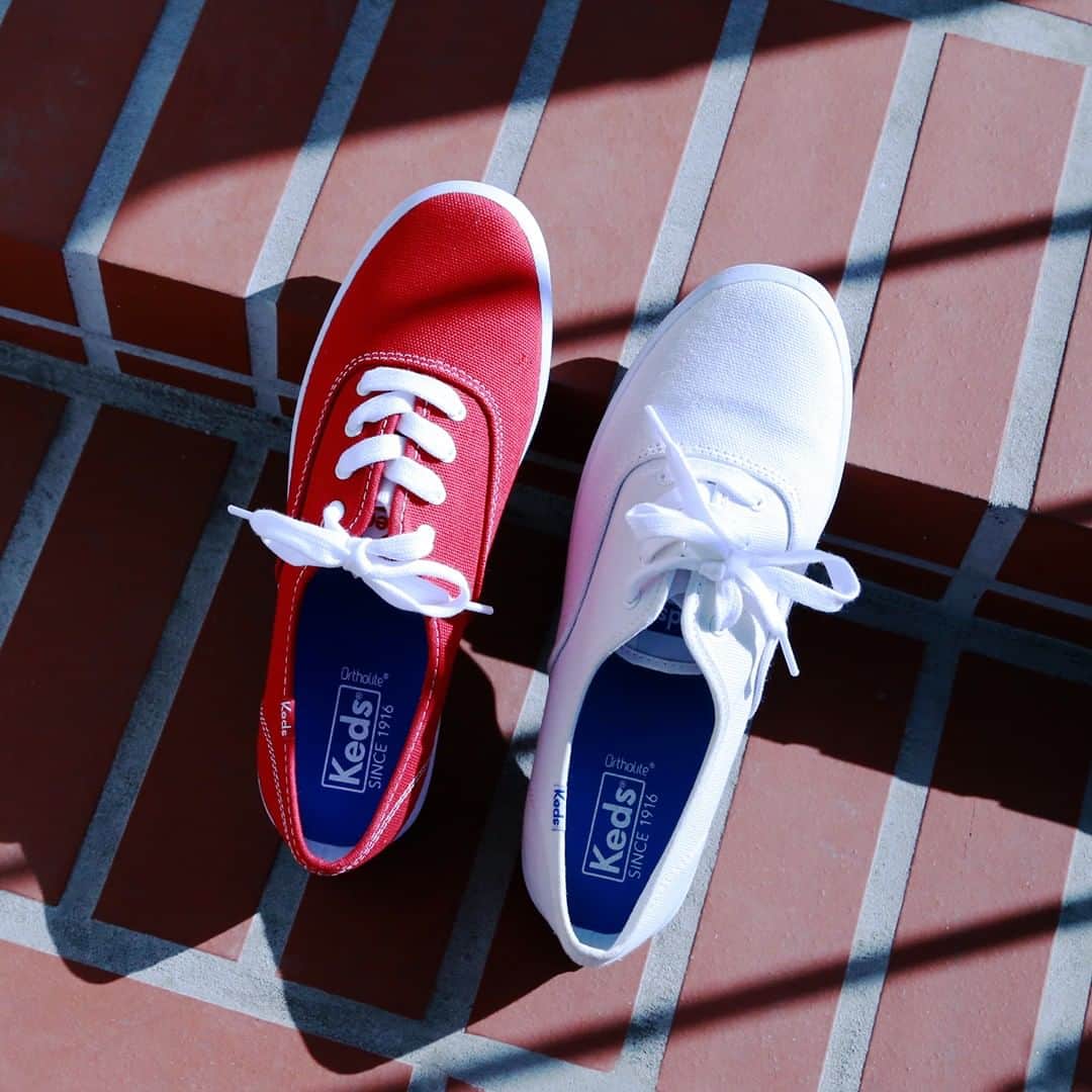 Keds Japanのインスタグラム：「CHAMPION OXFORD CVO⁠ Red・White/ ¥4,500+tax  #Keds #ladiesfirst #kedsstyle #sneakers  #whitesneakers #redsneakers #blacksneakers #redsneakers #colorfulsneakers #sneakerholics #kickstagram #sneakerlover #sneakergirl #casualoutfits #womanstyle #womanfashion #ootd #outfit #casualstyle #colorful  #ケッズ #スニーカー #スニーカー女子 #白スニーカー #赤スニーカー #カラフルスニーカー #カジュアルコーデ #カジュアルファッション #スニーカーコーデ #👟」