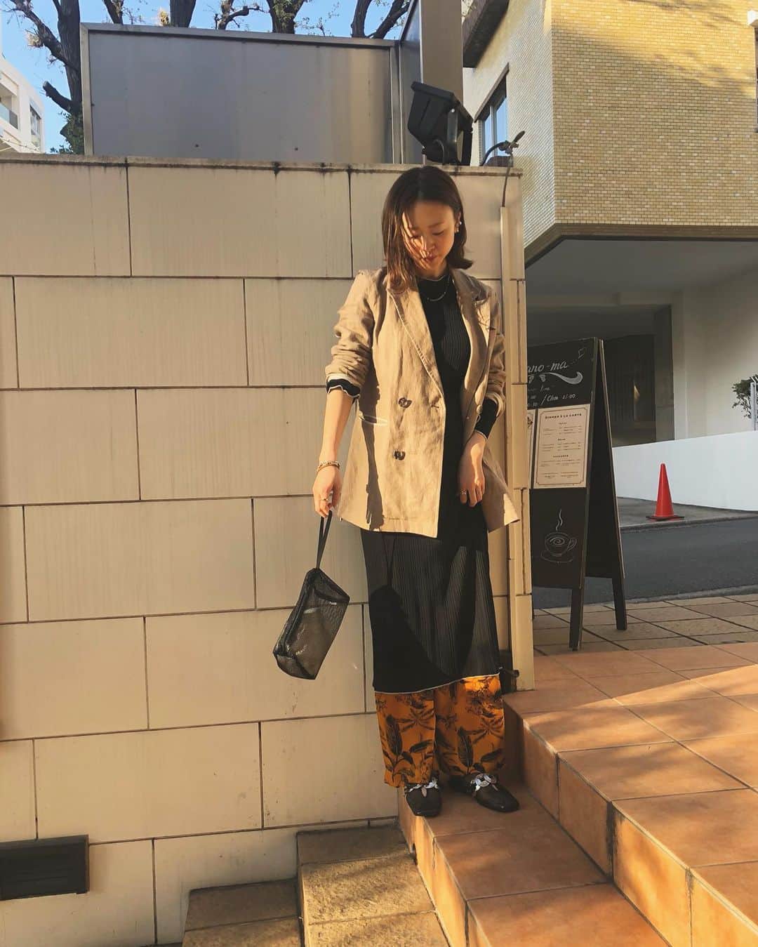 野尻美穂のインスタグラム：「ジャケットの中はまだ白じゃないと思ったり思わなかったり。今日は黒。気分屋です。 スーパーの激混み具合にビックリしすぎて涙が出そうになりました。譲り合いって大事🥺✊ #EARIH #wai_ships  #togapulla  #supreme」