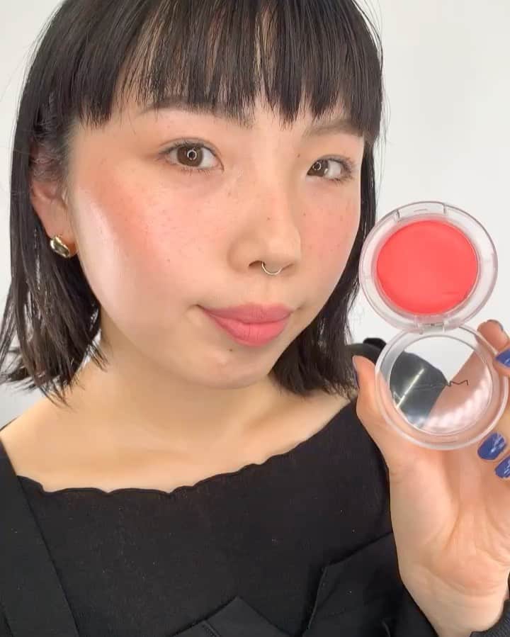 M∙A∙C Cosmetics Japanのインスタグラム：「【いよいよ明日発売！】﻿ 弾力のある新感覚テクスチャーのチーク、﻿グロープレイ ブラッシュが新登場！﻿ ㅤ﻿ㅤ ブライトピンクカラーの[ヒート インデックス]で﻿ポップでキュートな印象へ✨﻿ 仕上がりは2枚目をチェック👉﻿ ㅤㅤ﻿ㅤ ㅤ﻿ㅤ *3月27日(金) 公式オンラインショップ＆全国発売﻿  ㅤ﻿ㅤ  ㅤ﻿ㅤ MODEL:﻿ M·A·C ARTIST NANAMI YOSHIDA﻿ @mac_laforet﻿ PHOTO: @takaki_iwata ﻿ ﻿ㅤ ㅤㅤ﻿ㅤ #MACGlowPlay﻿ #MACグロープレイブラッシュ﻿ ㅤㅤ﻿ㅤ #MACCosmeticsJapan #MACCosmetics #MAC #MACコスメ #コスメ #メイク #化粧品 #デパコス #コスメ部 #コスメ好きさんと繋がりたい #コスメ紹介 #おすすめコスメ #新作コスメ #春メイク #春コスメ #ピンクメイク #チーク #クリームチーク #ピンクチーク #オレンジチーク #ベージュチーク #コーラルチーク #血色 #血色感 #トレンド #トレンドメイク #MACGlowPlayBlush」