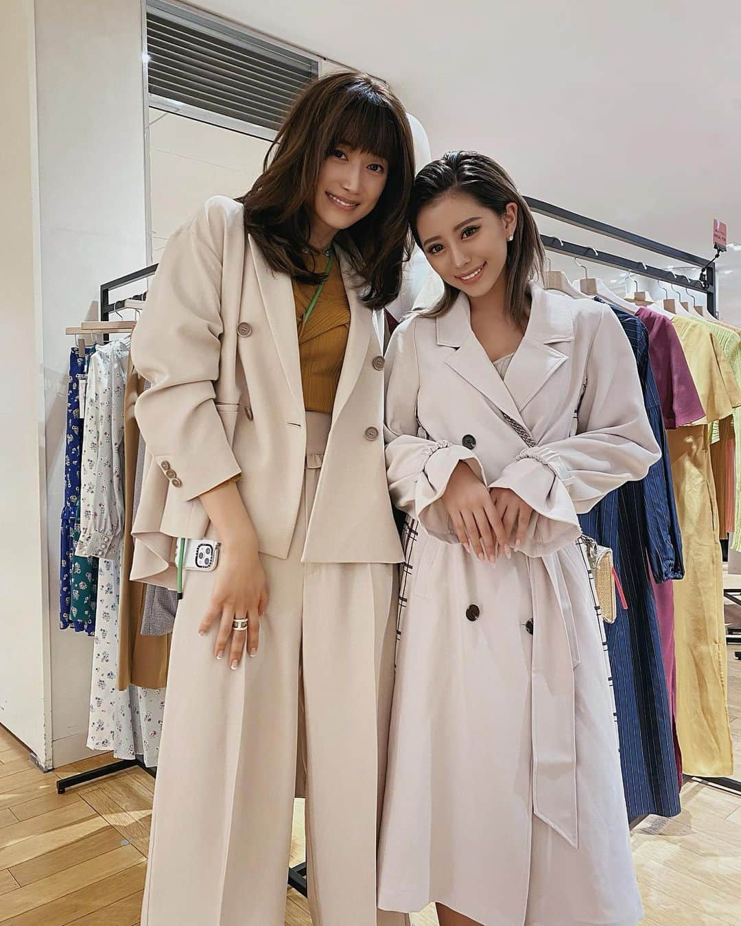 華さんのインスタグラム写真 - (華Instagram)「POPUP event👗🌸 . . . 以前投稿した華愛用リップブランド、 @coel_y さんの新作POPUPイベントにご招待頂きました✨ . ヨンアさんは母も大ファンの ずっとお会いしたかった方なので、ご挨拶でき光栄すぎました😢 とても優しくて美しくて眩しかったです🤤 . 素敵なお洋服も沢山 有難う御座います！！ 届くのが待ち遠しい🥰 . 年齢関係無くファッションを楽しめるブランドさんです、 皆さんも是非💓 . . . #coel」3月26日 18時06分 - _hana.87_