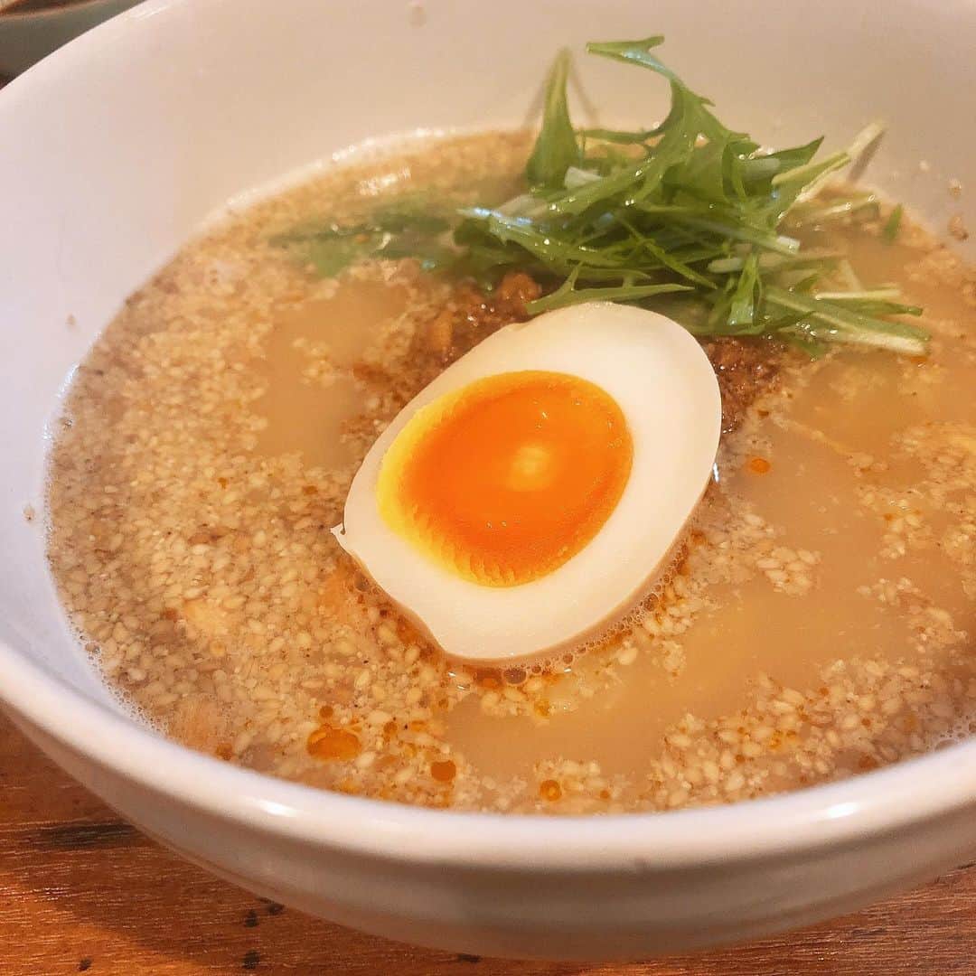 のインスタグラム：「🍜担々麺のはこ🍜 深夜だったのでハーフサイズ〜♫辛いの苦手な私でも大丈夫🙆‍♀️ 美味しかったー☺️ 担々麺以外もサイドメニューも美味しいのよ❤️ #親不孝通り  #福岡グルメ  #担々麺 #深夜飯」