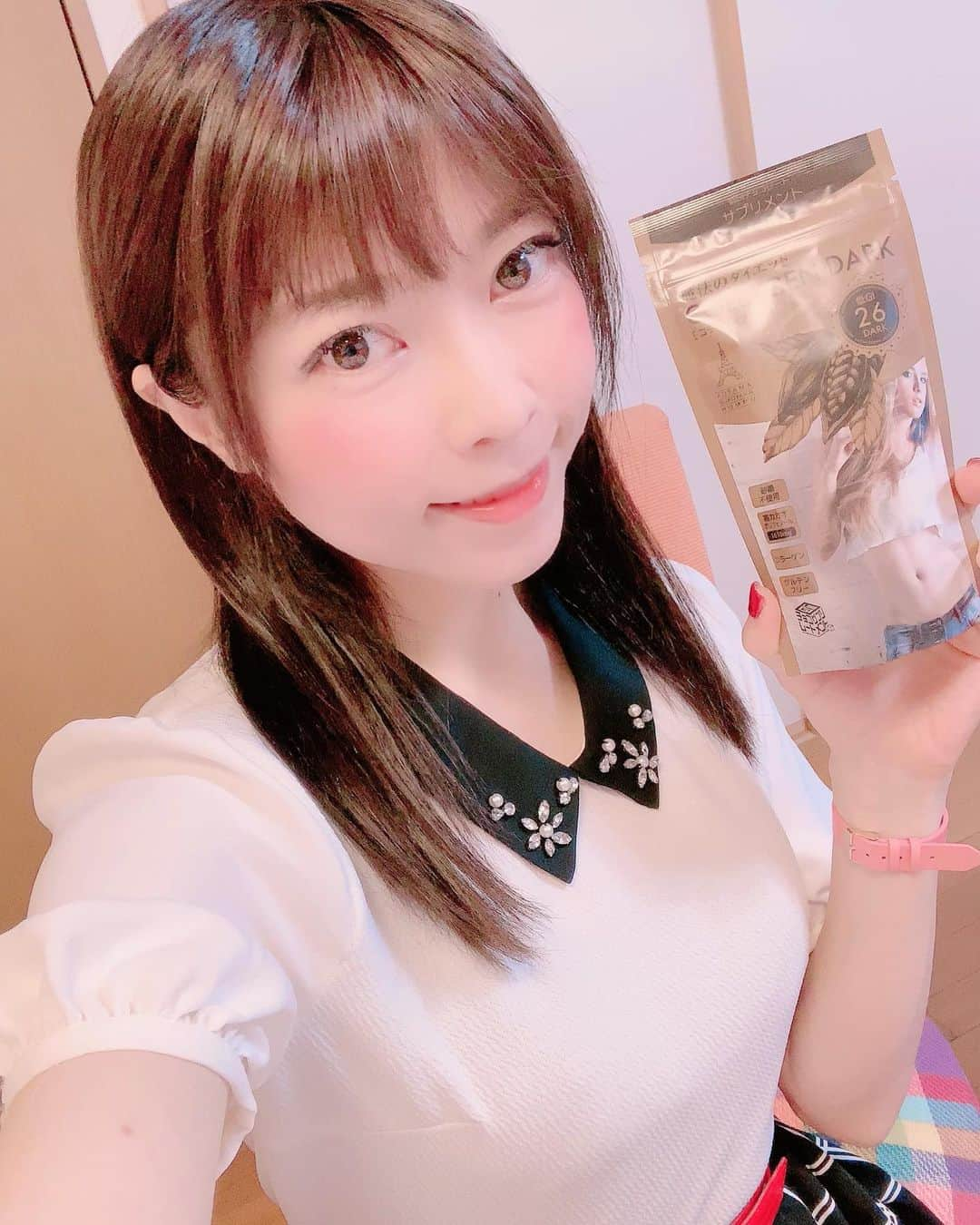 DJ MIYAさんのインスタグラム写真 - (DJ MIYAInstagram)「やっほぉ、昨日Hair salonでカラー変えた❤️❤️refreshできて嬉しい😃❤️ . .  チョコレートは、皆さん好きですか？？⭐︎ 「低GI チョコレートサプリメント　魔法のダイエット」をジム行く前のおやつや、ジムでのトレーニングが終わってから食べたりしてるよぉ～。❤️ . .  ベルギー産高級チョコレートを100％使用♪わ～めっちゃ美味しいよぉぉ、特にCACAO72％のプレミアム ～～！！ . .  濃厚でワインとか合いそう～！ダイエットビフィズス菌「ビースリーEX」（森永乳業）が入ってて、1粒で 約2個分のビフィズス菌が入っているのもすごくないですか～～～ぁ！！！！？めっちゃ美味しいのに、カロリーも低いし低GIだとなんか安心♪❤️ . .  青山すこやか本舗のwebをチェックしてみてね♪❤️ ありがとうございます♪💓 http://sukoyakahompo.com/choco . . .  #青山すこやか本舗 #美と健康　#ビフィズス菌　#ダイエット女子　#ダイエット #チョコレート　#チョコ好き　#フィットネス女子　#トレーニング女子　#筋肉女子 #ベルギーチョコレート　#チョコレート好き　#筋肉女子　#旅インスタグラマー #スイーツブロガー　#インフルエンサー　#インスタグラマー　#ブロガー　#低GI #低GIチョコ　#低GI食品　#健康食品　#今日のファッション　#美肌　#今日のメイク #ファッション好き」3月26日 18時15分 - dj_miya