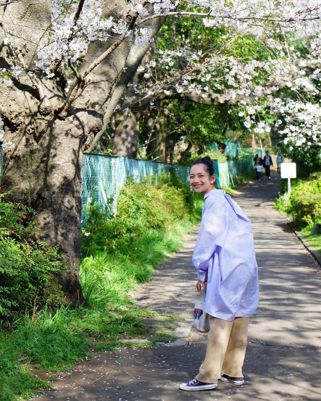 武智志穂さんのインスタグラム写真 - (武智志穂Instagram)「今日は、桜が見頃の砧公園をお散歩してきました🌸﻿ 汗ばむくらい良いお天気で、思わず寝そべってお昼寝したいくらいでした😚﻿ ﻿ 来年はいつもの大好きな人たちとのお花見を楽しめたらいいなぁ。」3月26日 18時17分 - shiho_takechi