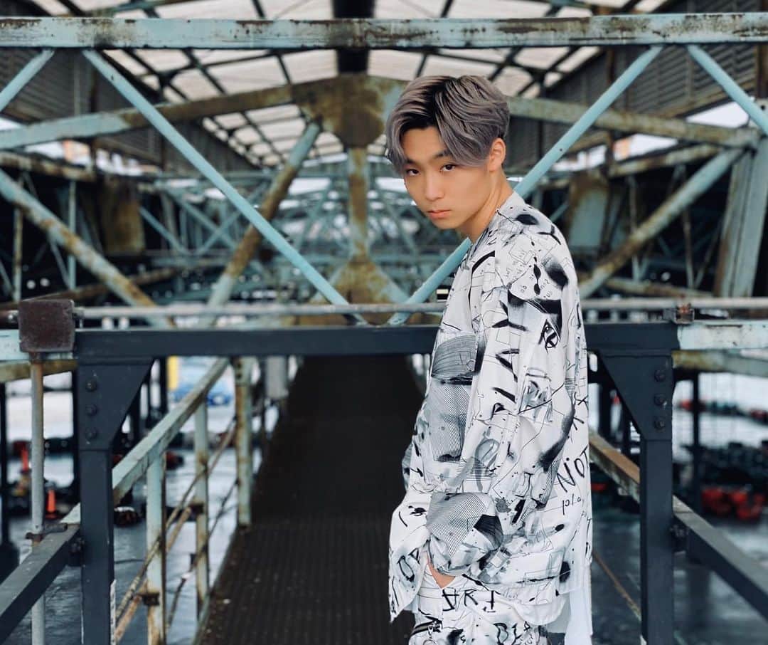 WATWING（ワトウィン）さんのインスタグラム写真 - (WATWING（ワトウィン）Instagram)「『BREAK OUT』Off Shot📸 YouTubeにUPされているDance Video Behindはもうチェックしましたか？ 動画を見るとより写真が楽しめるかも！！ - - - #WATWING #八村倫太郎 #BREAKOUT #Behind #Making #boysgroup #japaneseboys #japanmusic #dance #vocal #クランプ」3月26日 18時19分 - watwing_official