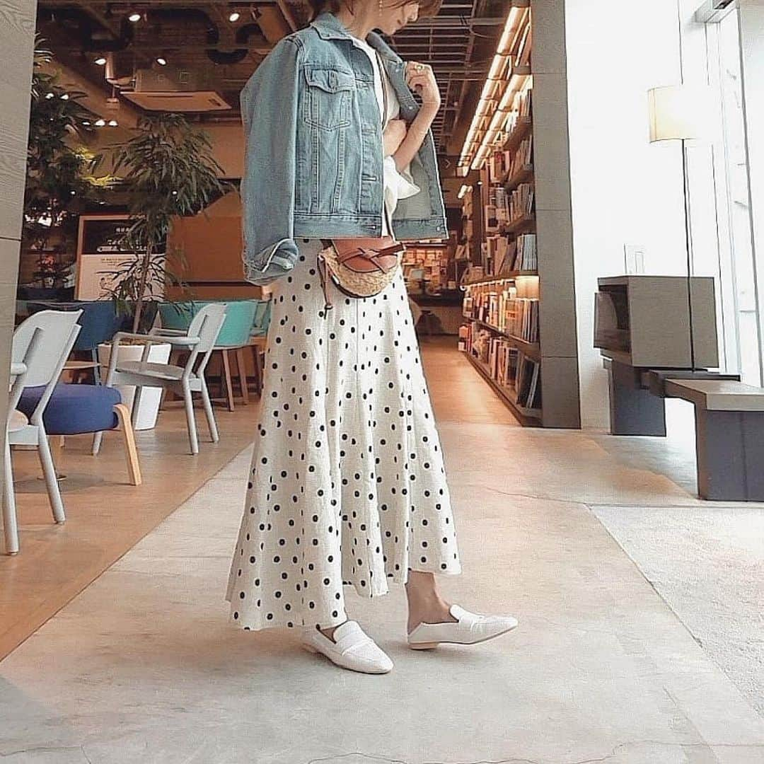 titivateさんのインスタグラム写真 - (titivateInstagram)「. . 【 style share 】 リネン混ドット柄フレアロングスカート 品番:AVXN0417 ¥3,990+tax . @happy_acoaco 様、素敵なコーディネートありがとうございます✨ ドット柄とリネン混素材が大人可愛いロングスカート🎶 落ち着きのあるカラー配色なのでドット柄でも子供っぽくならずにおしゃれを演出する1枚です🌼 . STYLE SHARE 募集中！ titivateのアイテムを取り入れてコーデを投稿しよう！ ハッシュタグは『#titivatestyle』 . 素敵な着こなしで、もしかしたらtitivateのアカウントで紹介されちゃうかも⁈ 「リアル」で「身近」なオシャレコーデを楽しみにしています♪ . #titivate #ティティベイト #ファッション #スカート #フレアスカート #ドット柄スカート . . #Repost @happy_acoaco ・・・ ★☆★ titivate dot skirt .  気になってた @titivatejp の ドット柄スカート💛  ラインもリネンの質感もすごーくよき💓 * * スカート/ #titivate #リネン混ドット柄フレアロングスカート * * #titivate#ティティベイト#titivatestyle#春ファッション#ロングスカート#スカート#ドット柄#春コーデ#ママコーデ#ママファッション#プチプラコーデ#プチプラ#coordinate#instafashion#ootd_kob#locari#ponte_fashion」3月26日 18時19分 - titivatejp