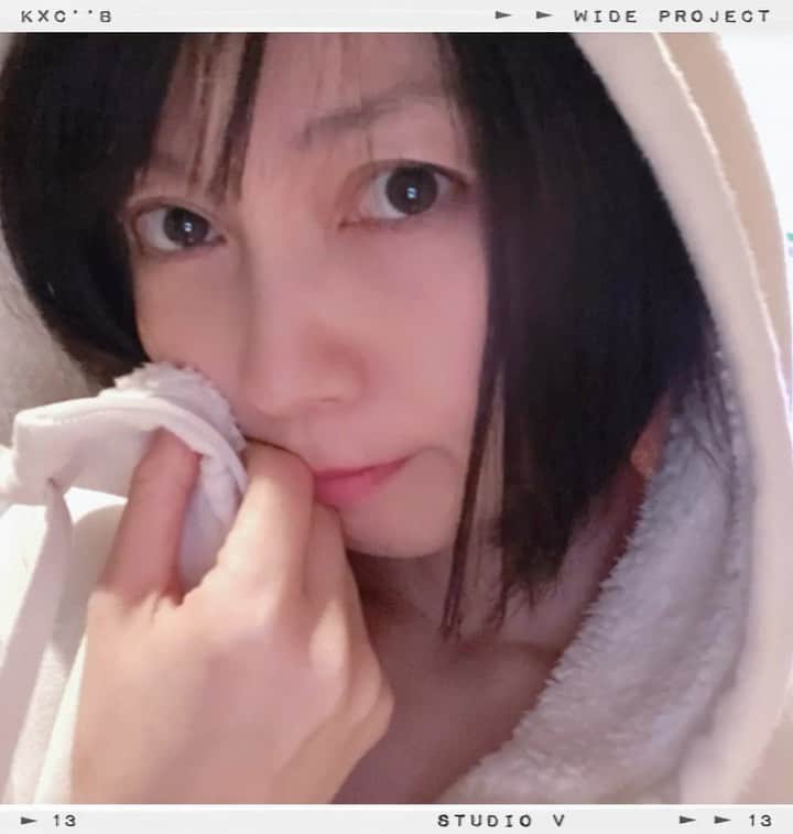 井川ちさと（新尾きり子）のインスタグラム：「お家で📽😊💛#映画 みよ~~😃🎞﻿ ﻿ #sleepingcherub  #leonperrault さん﻿ #home  #movie」
