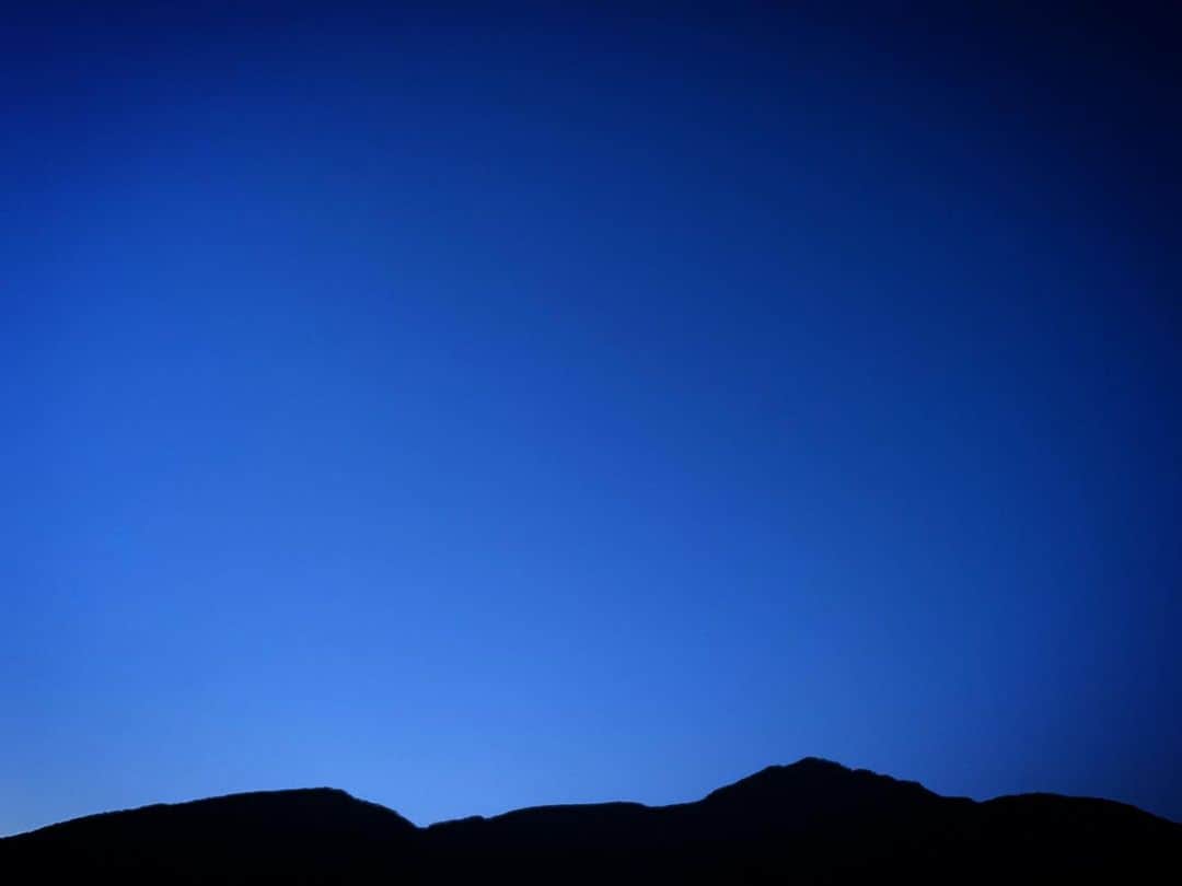 井浦新さんのインスタグラム写真 - (井浦新Instagram)「春の宵 空も山も藍に染まる」3月26日 18時25分 - el_arata_nest