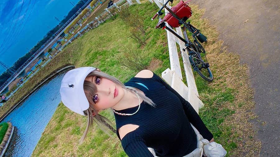 のインスタグラム：「愛車と風車と写真撮ったよ！ ツイートはこちら！ ‪ https://twitter.com/chamomi017/status/1243080164348530690?s=21 Twitterにあげていない他の風車×愛車とカモミールの自撮りをインスタにアップしました🤳  #ブロンプトンのある風景  #bromptonlovers  #bromptonlife  #bromptonbike  #自転車女子  #自転車のある風景  #自転車のある生活  #cycling #cyclingpics #cyclingphotos #cyclinglife #cyclingtips #bikes #cyclist  オランダ風車 と BROMPTON 🚲🍃‬ 風が強かったけど風車と自転車の雰囲気がとてもぴったりでたくさん写真を撮ってしまった！！ 他のブロンプトンの写真もいろいろアップしますね☺️✨ 私のブロンプトンは変速2段しかついてないけど、2段でも坂道十分サイクリングできるので2段でたくさんペダル回してます✨✨ とてもいいトレーニングにもなる！ 2段オススメです❤️ 2段で坂道走るの楽しいよ！！！ ‪#自転車旅  #ブロンプトン  #佐倉市‬  3月のブロンプトンのハッシュタグは #brompton弥生」
