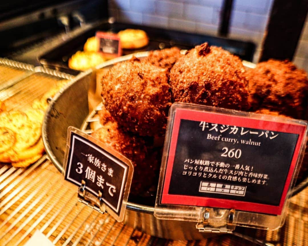 Hairmake Shinoさんのインスタグラム写真 - (Hairmake ShinoInstagram)「Onomichi,Hiroshima ． 🌿尾道散策🌿 ． 尾道商店街にある 人気のベーカリー パン屋航路【 @panya_koro 】 ． 🍞🥖🥐 どのパンも美味しいけれど、 一枚目のベーグルと二枚目の牛すじカレーパンがオススメ💓 ． ベーグルはモチモチしてて、おかずぱんみたいに中身が入ってるからそのままで十分美味しいし😋 ． 牛すじカレーパンは揚げてるはずなのに油ぽくなくて、とにかく生地がおいしいー😋🍴💕 ． 広島市内にもあるそうです✨ 是非東京にも作ってほしいー😂 ． ． #パン屋航路#パン屋さん#パン好き#クロワッサン#カレーパン#パン屋巡り#ベーグル#おいしい#食べるのすき#尾道#広島#広島観光#尾道観光#広島旅行#広島旅#自転車 #カフェ #春旅 #旅行写真 #旅スタグラム #旅したくなるフォト #旅好き女子 #海好き #海のある生活  #hiroshima#travellover #travelphotography #japantravel」3月26日 18時28分 - hairmakeshino