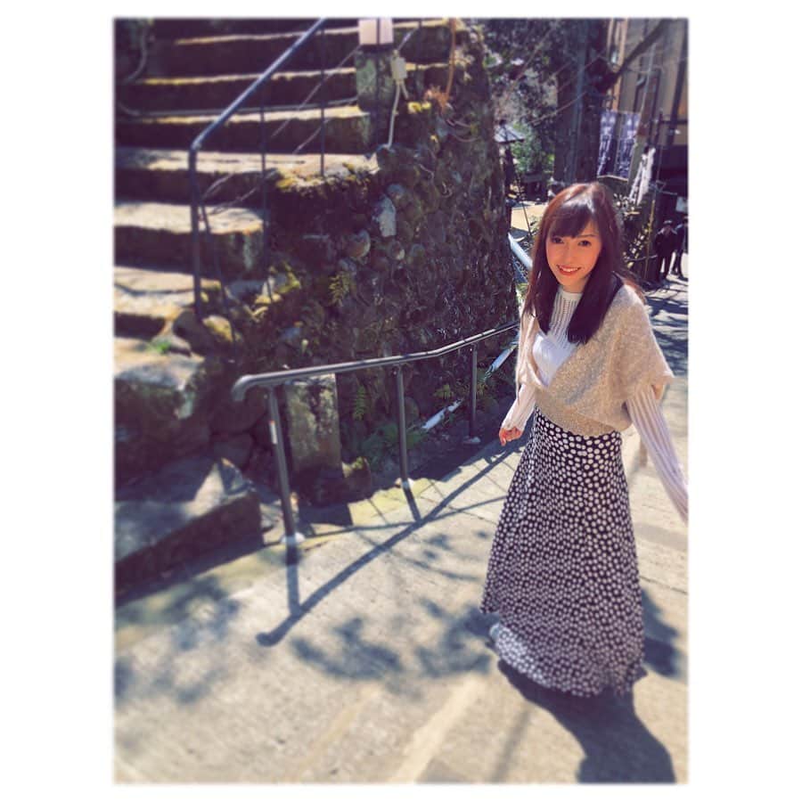 のインスタグラム：「*﻿ 今日はいい天気でしたね🌸﻿ .﻿ でも新型コロナとの闘い…💦💦﻿ 今は耐える時ですね。﻿ .﻿ そんな中でも春物で少しでも気分を上げようと😋﻿ 地球に優しいニットベストを着て✨✨﻿ @eccomipunto .﻿ このニットを制作してる時はこのニット着てお花見だ😍﻿ と思ってたのに…﻿ .﻿ 週末はlineのグループ通話で﻿ 友達と遠隔飲み会したいなと😋✨﻿ .﻿ 何かこの状況でも楽しめる事を探したいです✨﻿ . #eccomipunto #春コーデ #ザラ #グループ通話で飲み会 #意外に盛り上がるらしい #コロナに負けるな #家の中でも楽しめる事 #大掃除 #楽しくないけど今やらなくていつやる #料理 #たぶんやらないな #筋トレ #絶対やらないやつ #やっぱり遠隔飲み会だ」