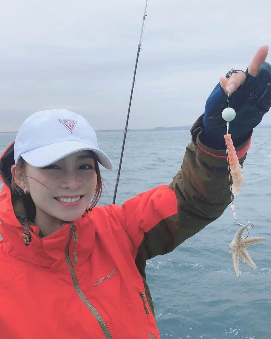 利水翔さんのインスタグラム写真 - (利水翔Instagram)「. 釣り丸🎣❤︎ . 風が凄く強くて🌬 飛ばされそうになりながら８時間黙々と釣りしてました😘❤︎ . さてさて何が釣れたかは... 4月1日発売のつり丸さんで答え合わせ してみて下さい😘❤️ . 狙っていた魚以外にヒトデ⭐️も 釣れました😂 なんか色合いが可愛い😋❤︎笑 . . . . #enjoy #smile #fishing #angler #fation #fish #shimano #シマノ #釣り  #釣り丸 #釣りニュース #釣り #釣りガール #利水つばさ #ファインダー越しの私の世界」3月26日 18時38分 - tsubasa.toshimizu