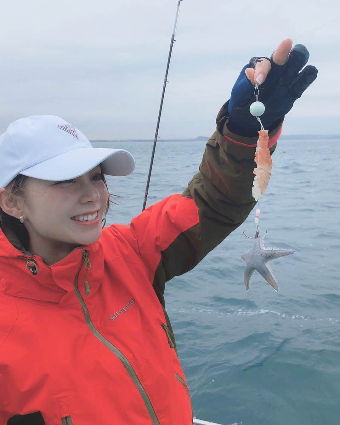 利水翔さんのインスタグラム写真 - (利水翔Instagram)「. 釣り丸🎣❤︎ . 風が凄く強くて🌬 飛ばされそうになりながら８時間黙々と釣りしてました😘❤︎ . さてさて何が釣れたかは... 4月1日発売のつり丸さんで答え合わせ してみて下さい😘❤️ . 狙っていた魚以外にヒトデ⭐️も 釣れました😂 なんか色合いが可愛い😋❤︎笑 . . . . #enjoy #smile #fishing #angler #fation #fish #shimano #シマノ #釣り  #釣り丸 #釣りニュース #釣り #釣りガール #利水つばさ #ファインダー越しの私の世界」3月26日 18時38分 - tsubasa.toshimizu