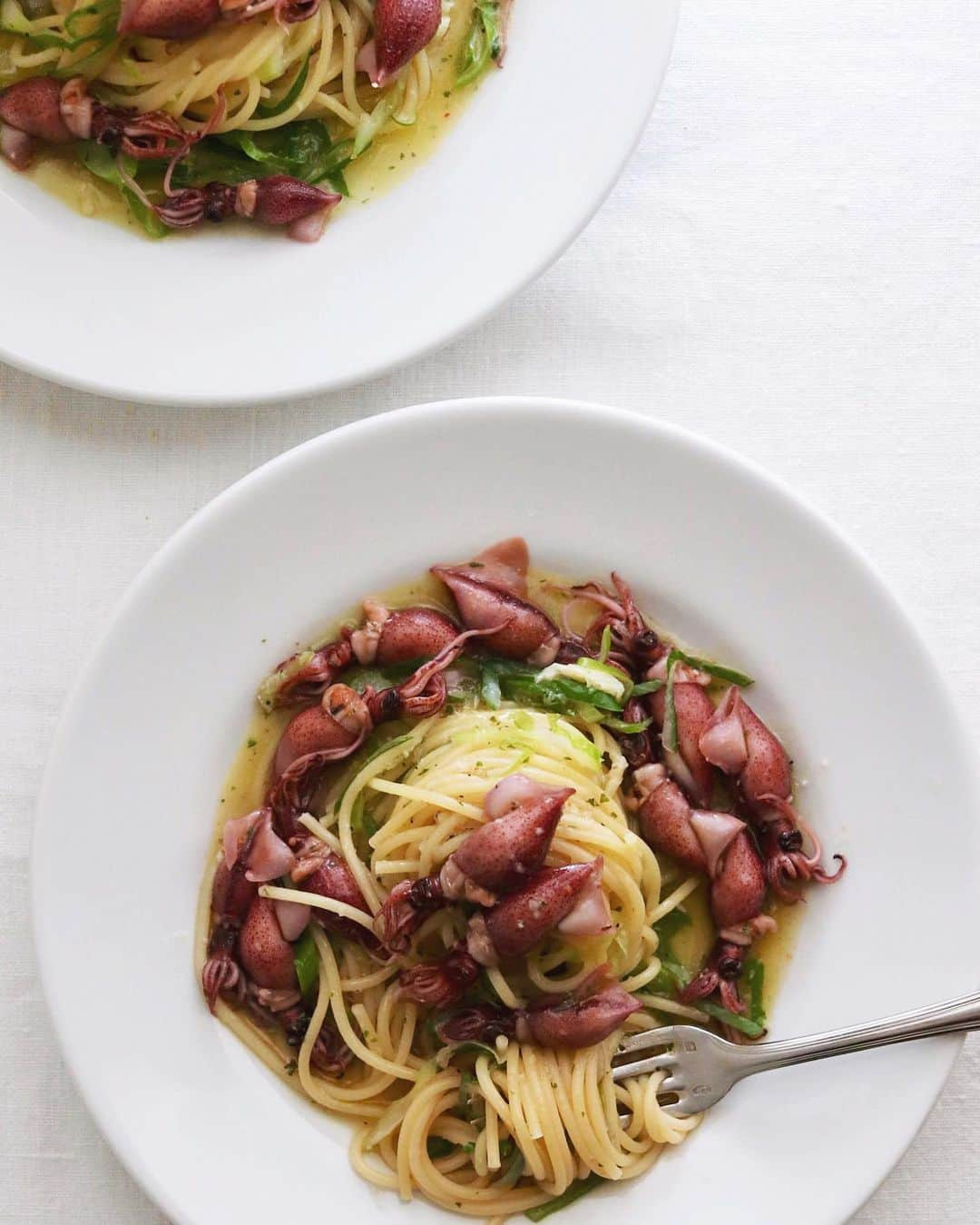 樋口正樹さんのインスタグラム写真 - (樋口正樹Instagram)「spaghetti . 夜ご飯にスパゲッティ。 春が旬のホタルイカに 長ネギとアンチョビと レモンのおいしい一皿。 . . . #ホタルイカ #パスタ #スパゲッティ #ホタルイカパスタ #パスタ部 #spaghetti #hotaruika #fireflysquid #pastalover #lovepasta #pastaitaliana #barilla #passionforpasta #myfavoritepasta」3月26日 18時33分 - higuccini