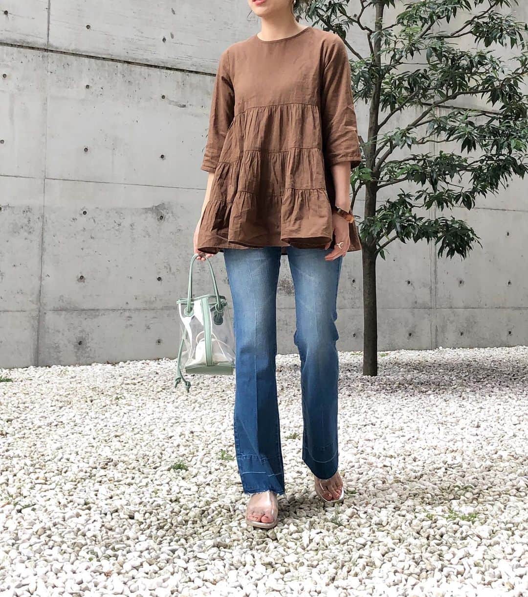 神戸レタス/Wowma店のインスタグラム：「3/26 . 大人気のフレアデニムに新タイプ登場👖💕 27日AM09:59まで 【2320円送料無料】に😍👏 さらにクーポン利用で200円OFF💸 . 今すぐ神戸レタスau Wowma!店へGO🏃‍♀️💨 －－－－－－－－－－－－－－－－－－ . . #ワンピース 【E2325】 3,600円(税別) size:チュニック col:モカブラウン . #パンツ 【M2714】 2,200円(税別) size:S col:カットオフWsブルー . . モデル身長:158cm . . 通販サイトは、プロフィールURLから飛んで下さい❤️ プロフィールからリンクに飛べない場合は「神戸レタス wowma!」「神戸レタス au」で検索してみてください♪商品はサイト内でID検索できます🐶🔍 . #神戸レタス#kobelettuce#プチプラコーデ#プチプラ#旅行#体型カバー#春服#今日の服#今日のコーデ#コーディネート#ファッション#ママコーデ#ママリ#ママファッション#しまむら#ザラ#韓国#インスタ映え#お洒落さんと繋がりたい#写真好きな人と繋がりたい#写真を撮るのが好きな人と繋がりたい」