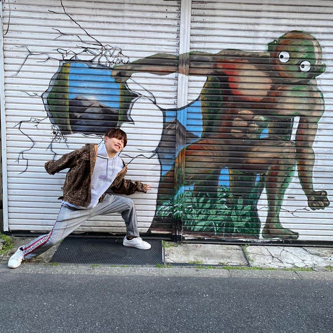 川端誠生のインスタグラム：「面白い壁見つけたーwwww #東京 #渋谷 #原宿 #ファッション #コーデ #面白い #jk」